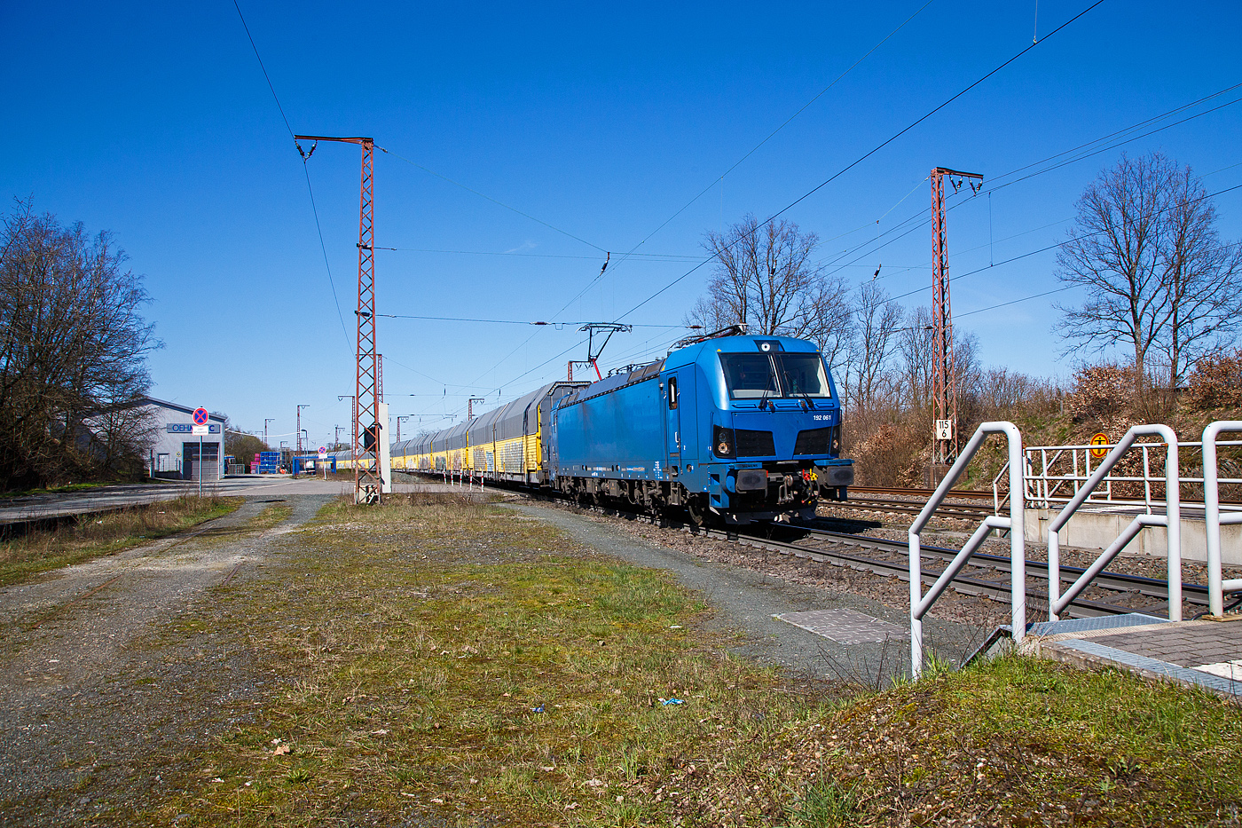 Die an die RTB Cargo (RATH Gruppe/Rurtalbahn) vermietete, SIEMENS Smartron 192 06-0 (91 80 6192 061-0 D-NRAIL) der RRL - RIVE Rail Leasing Limited (Dublin), eingestellt über die northrail GmbH (Hamburg) fährt am 04.04.2023 mit einem langen geschlossen Doppelstock- Autotransportzug der ARS Altmann AG (Wagen der Gattung Hccrrs), durch Rudersdorf (Kr. Siegen) in Richtung Süden.

Nochmals einen lieben Gruß an den netten Lokführer zurück.

Der SIEMENS Smartron wurde 2022 von Siemens Mobilitiy in München-Allach unter der Fabriknummer 22959 gebaut.