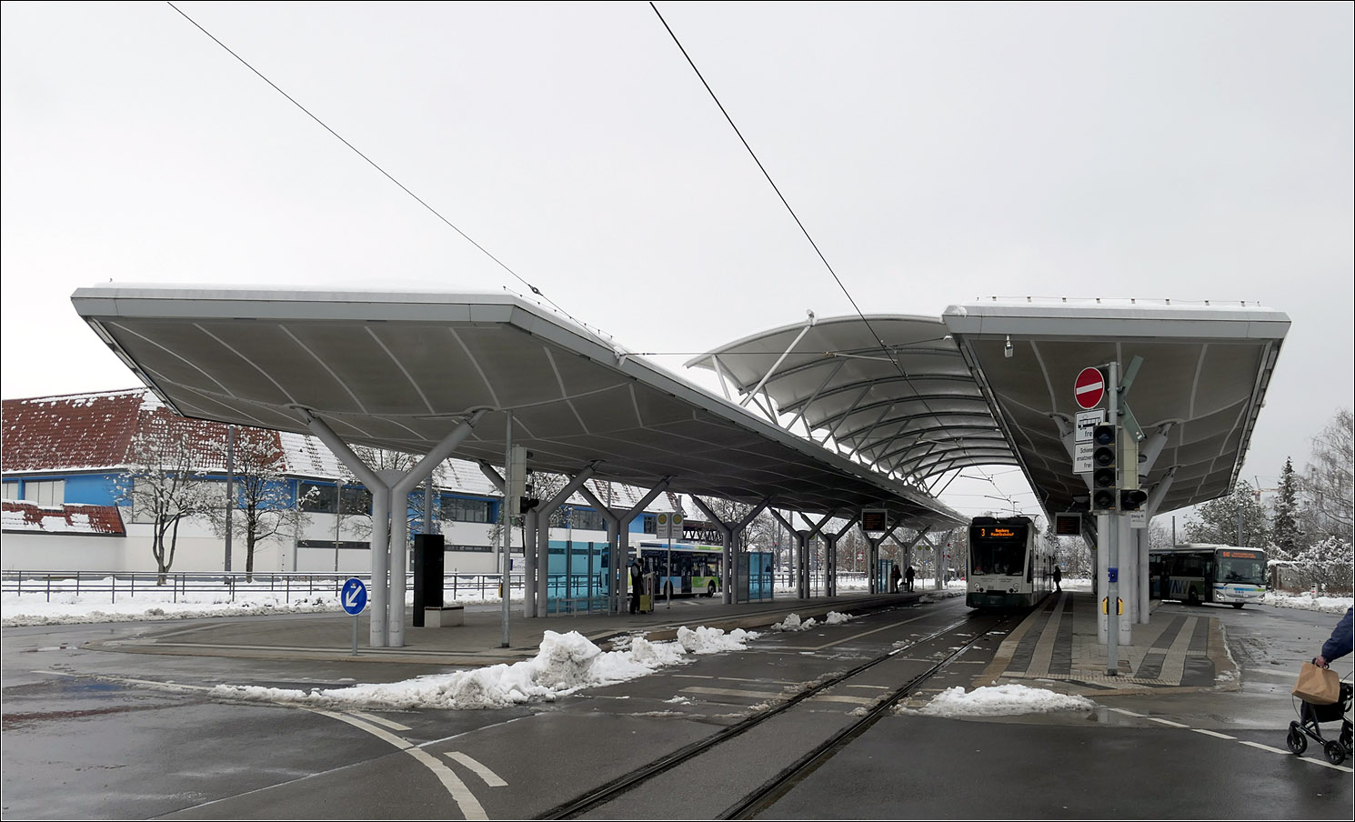 Die Augsburger Straßenbahn im Winter - 

Aufwändige Überdachung der Endhaltestelle Königsbrunn Zentrum der Linie 3. Am 12.12.2021 wurde die Augsburger Linie 3 von der Inninger Straße um 4,6 km und 7 Haltestellen verlängert. Seit 1994 wurde in Augsburg mit sechs Neubaustrecke das Netz erheblich erweitert. 

21.02.2026 (M)