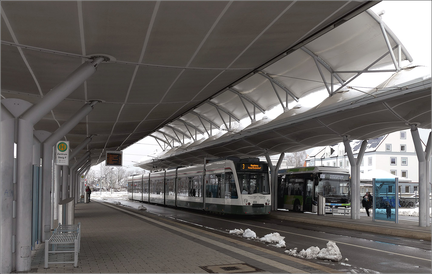 Die Augsburger Straßenbahn im Winter - 

An der Endhaltestelle Königsbrunn Zentrum kann direkt von der Straßenbahn (hier Combino 859) in den Bus umgestiegen werden.

21.02.2026 (M)