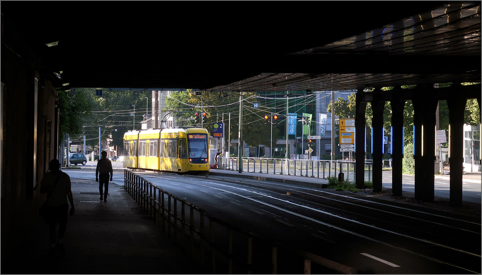 Die Bahnbrücke und die Tram - 

Hier hat eine Alstom Flexity M8D-NF4 die Haltestelle Hollerstraße erreicht, nachdem sie die Bahnterführung der Steeler Straße hinter sich gelassen hat.

23.08.2023 (M)