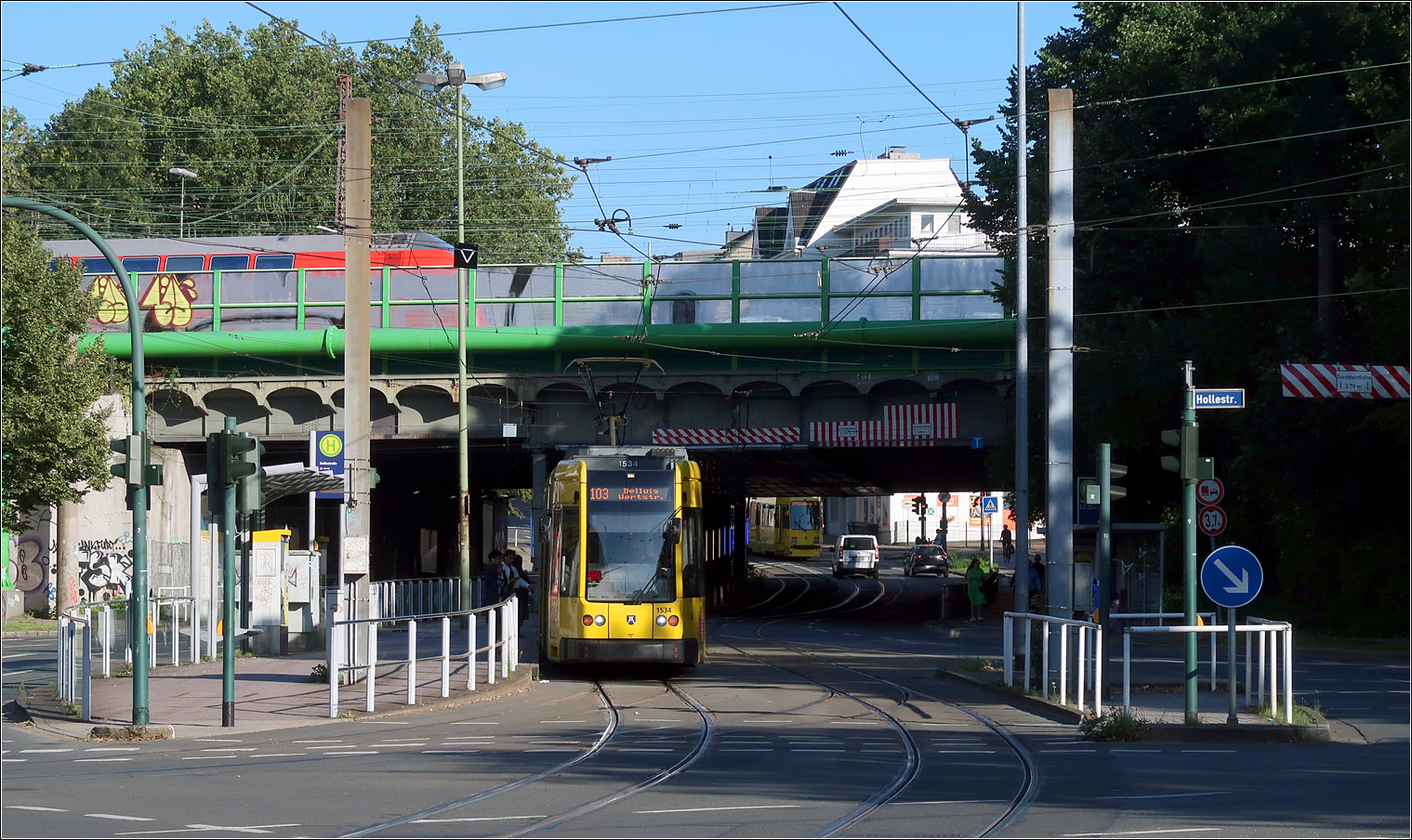 Die Bahnbrücke und die Tram - 

Impressionen der Essener Tram im Bereich der Bahnunterführung Steller Straße. Flexity M8D-NF 1534 steht an der Haltestelle Hollerstraße, während im Hintergrund Düwag M8C 1162 in Richtung Stelle verschwindet.

23.08.2023 (M)