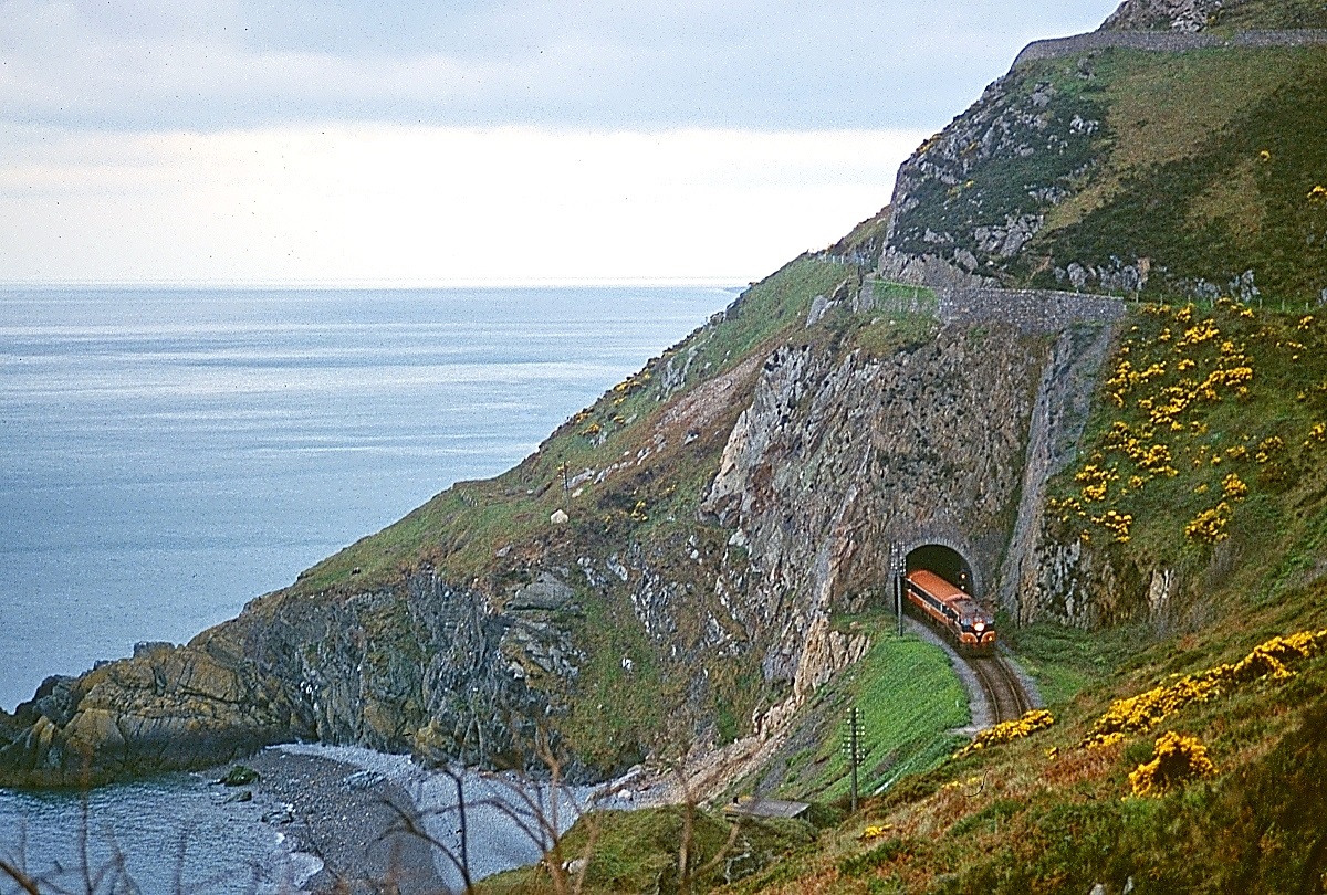 Die Bahnlinie von Rosslare nach Dublin führt am 241 m hohen Bray Head direkt an der Irischen See entlang, hier im April 1992 mit einer Class 071