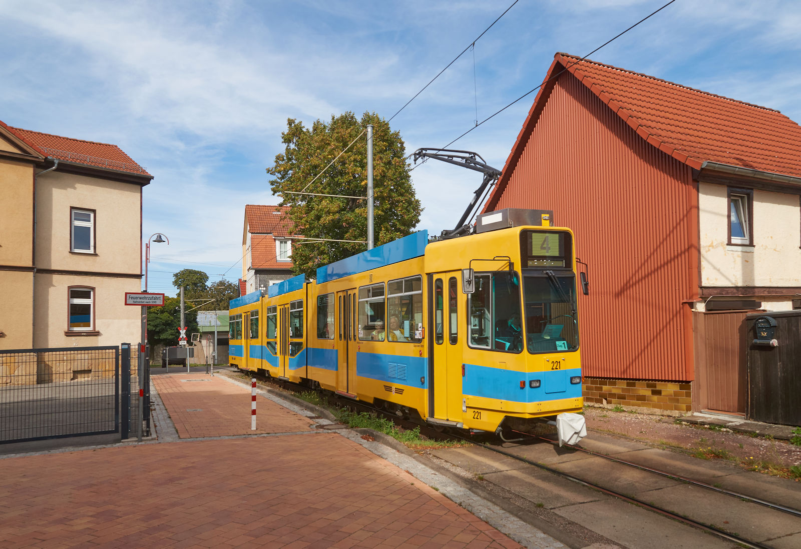 Die Be 4/8 gehören mittlerweile zum gewohnten Bild bei der Thüringerwaldbahn. Am 01.10.2023 war Be 4/8 Nr. 221 als Linie 4 auf dem Weg von Gotha nach Bad Tabarz. Gerade wurde die Bahnstrecke Erfurt - Bebra unterquert und die Ortschaft Sundhausen erreicht.