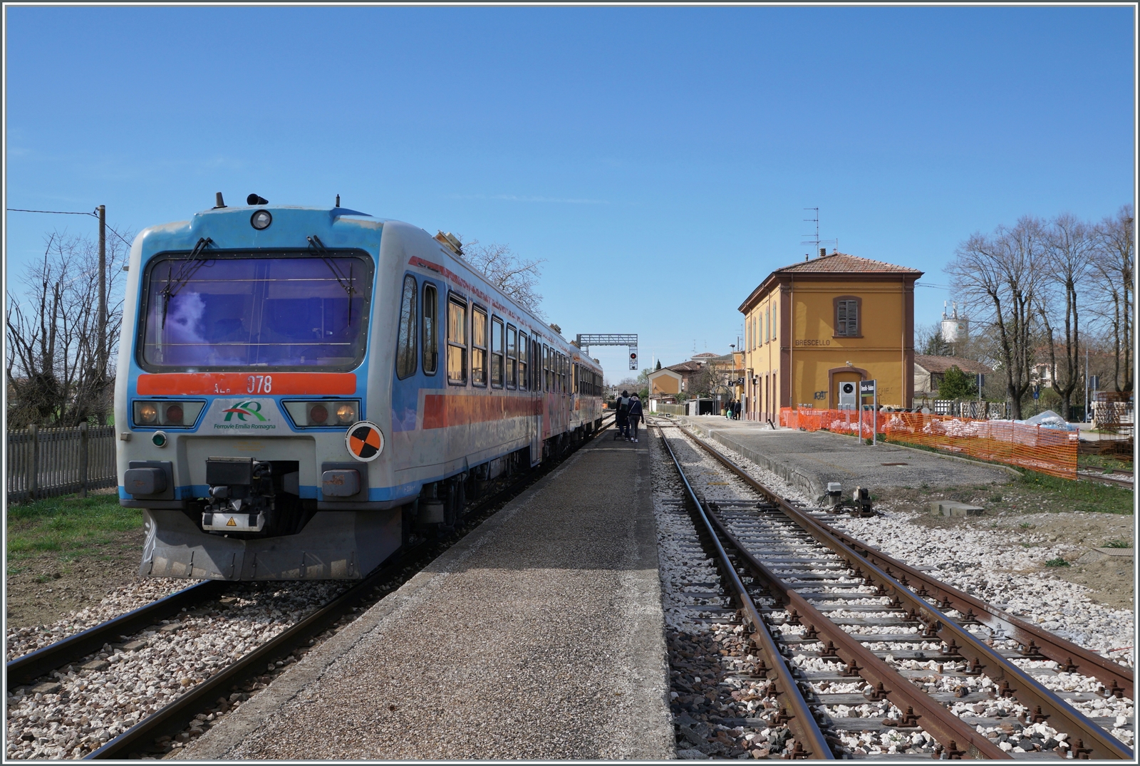 Die beiden FER Aln 663 078 und 077 verlassen nach eine kurzen Halt den Bahnhof von Brescello Viadana. Die beiden Triebwagen sind als FS Trenitlia TPER Regioanlzug 90322 von Parma nach Suzzara unterwegs. 

15. März 2023