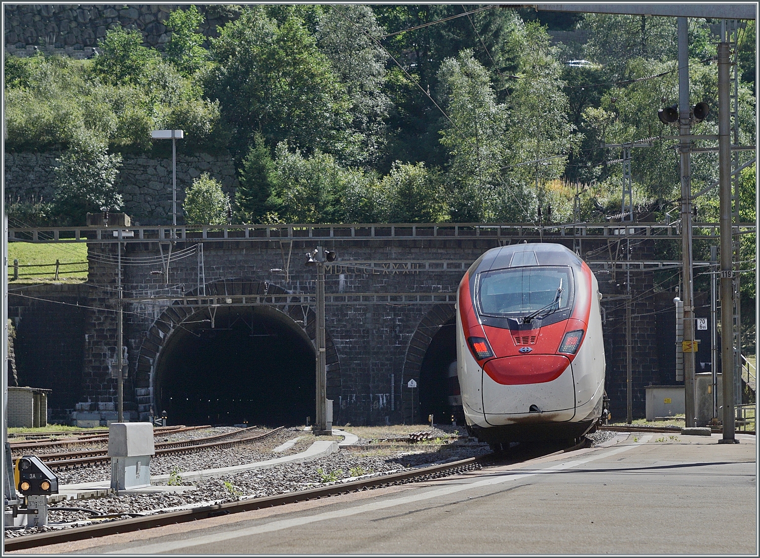 Die beiden SBB RABe 501 016  Glarus  und 014  Bern/Berne  sind als IC auf der Gotthard Panorama Strecke auf der Fahrt in Richtung Süden tauchen in Göschenen in den 15 Kilometer langen Gotthard Tunnel ein und werden bereits in gut zehn Minuten im Tessin sein.

4. Sept. 2023