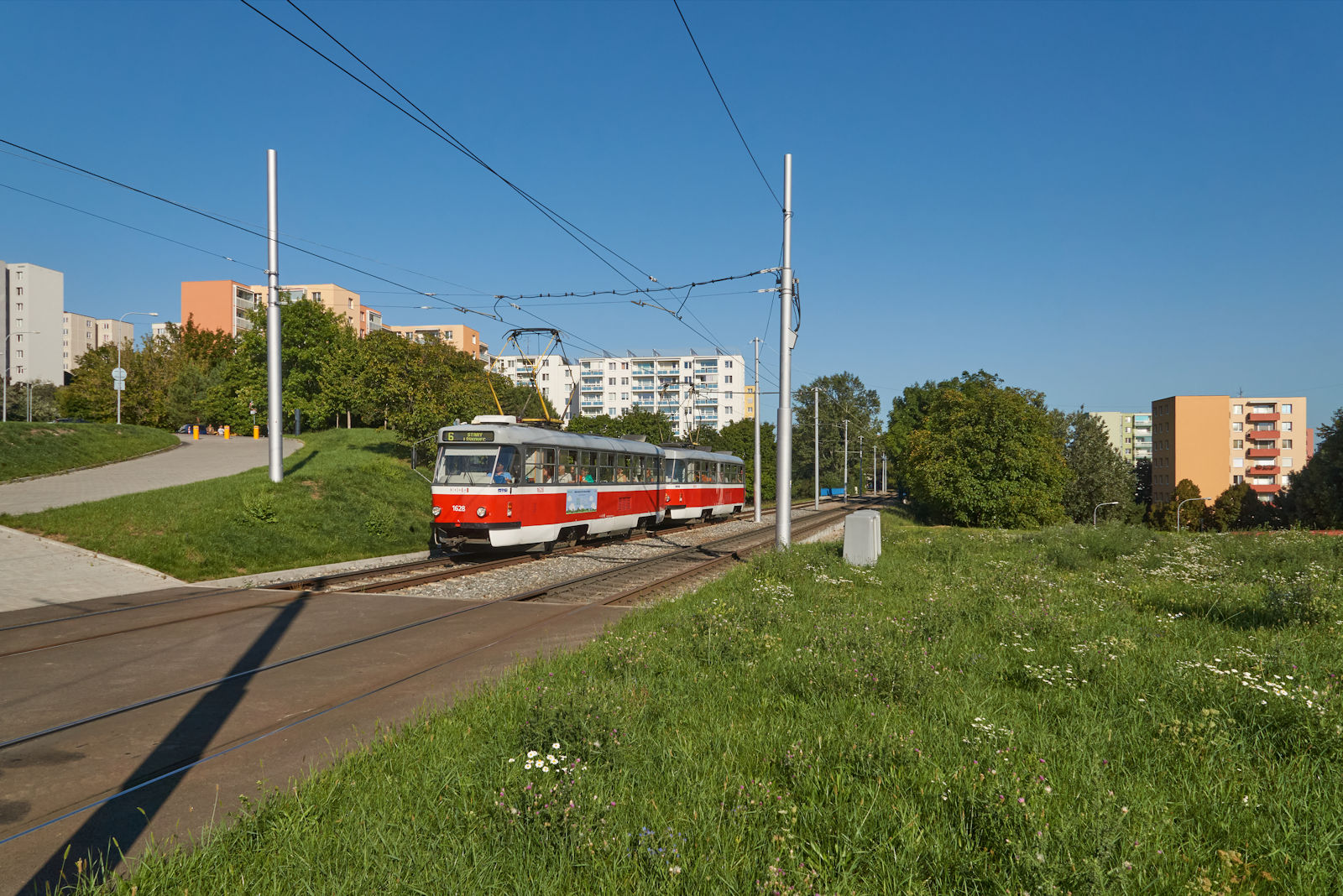 Die beiden T3P 1628 und 1629 waren am 06.09.2023 auf der Brnner Linie 6 unterwegs in Richtung Star Lskovec und fahren gerade in die Haltestelle Osova ein. Auenste der Brnner Straenbahn sind, wie hier an der Station Osovm hufig als Schnellstraenbahnen trassiert, welche kreuzungsfrei sind und hhere Geschwindigkeiten zulassen.