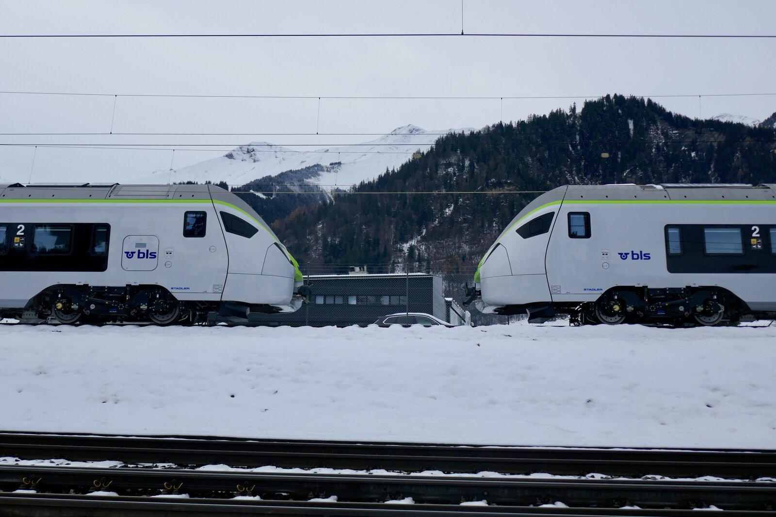 Die beiden zur Zeit neusten S-Bahn MIKAs RABe 528 210 und 209 am 9.12.23 in Frutigen abgestellt.