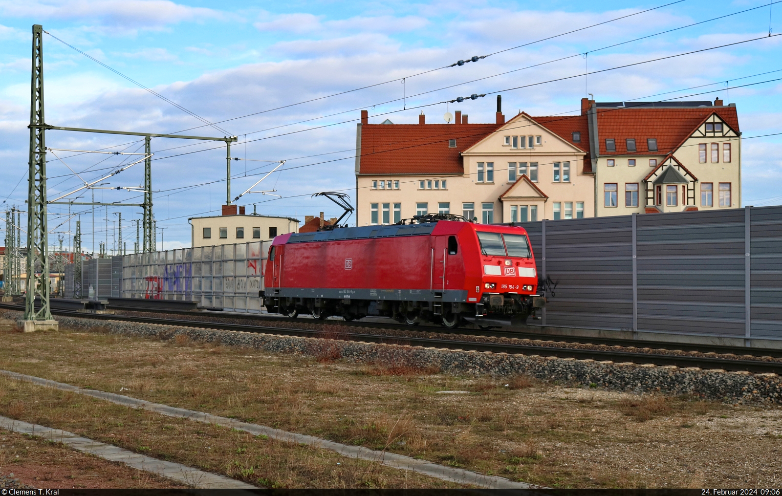 Die beinahe blitzblanke 185 184-9 rangiert in die Zugbildungsanlage (ZBA) Halle (Saale).
Nachschuss vom Bahnsteig 12/13 in Halle(Saale)Hbf.

🧰 DB Cargo
🕓 24.2.2024 | 9:06 Uhr