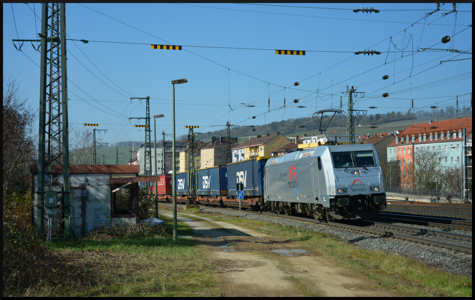 Die bestens gepflegte TXL 185 418-3 kommt am 01.03.2023 mit einem KLV-Zug aus dem Würzburger Hbf in Richtung Heidingsfeld um die Kurve. Mein Gruß geht hiermit an die freundlichen Jungs im Führerstand zurück!