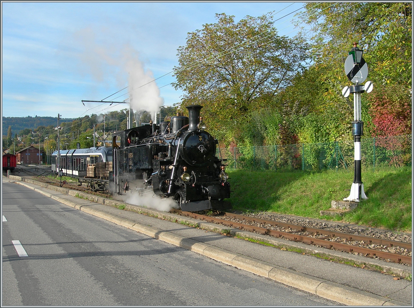 Die BFD HG 3/4 N° 3 der Blonay-Chamby Bahn rangiert in Blonay einen MOB Flachwagen (wohl ebenfalls B-C), welcher dem letzten Dampfzug nach Chaulin beigegeben wird.

13. Oktober 2024