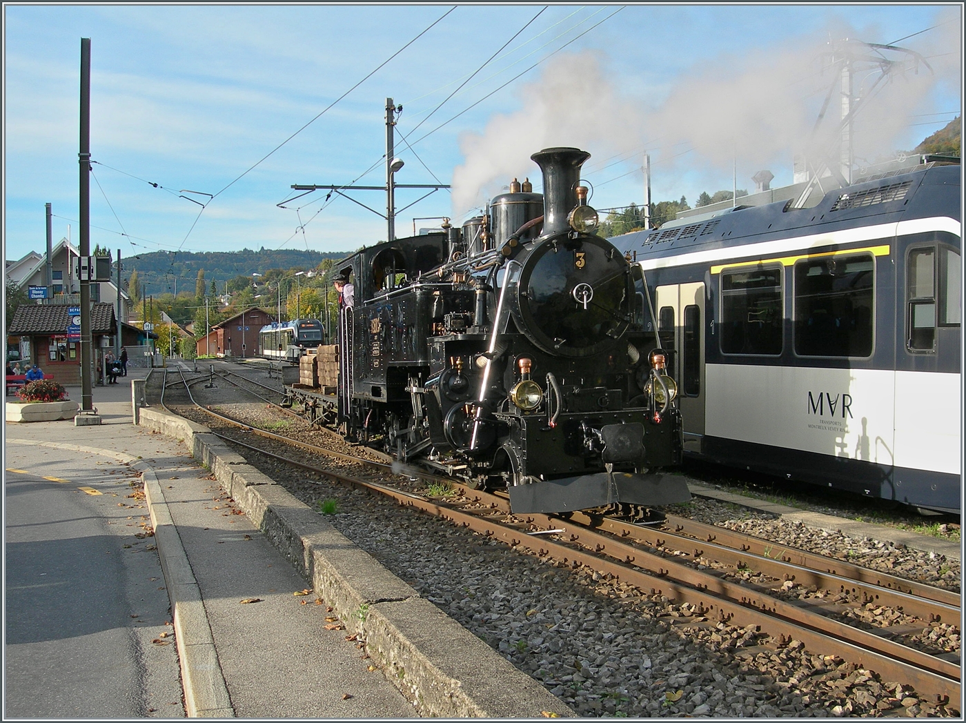Die BFD HG 3/4 N° 3 der Blonay-Chamby Bahn rangiert in Blonay einen MOB Flachwagen (wohl ebenfalls B-C), welcher dem letzten Dampfzug nach Chaulin beigegeben wird. 

13. Oktober 2024
