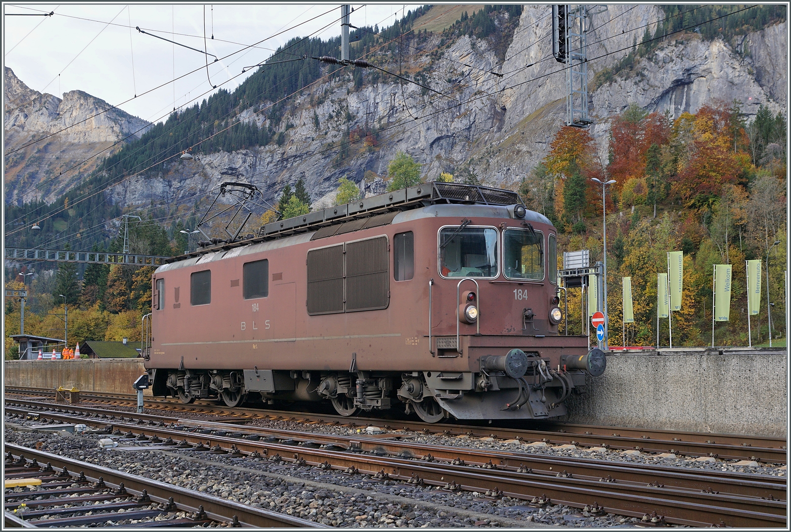 Die BLS Re 4/4 184 hat viel von ihrem alten Glanz verloren, doch ihrem Scherenstromabnehmer hat die Lok weiterhin ihren Charm behalten. Die Lok rangiert in Kandersteg. 

11. Oktober 2022