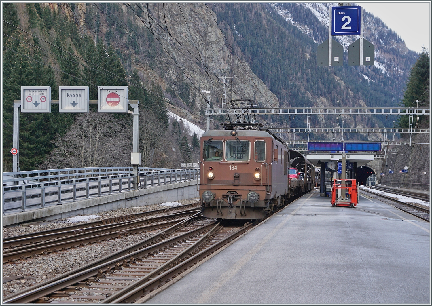 Die BLS Re 4/4 184 verlässt mit ihrem AT1 Autotunnelzug Goppenstein in Richtung Kandersteg und verdeckt dabei den soeben eingefahren Gegenzug mit je einer BLS Re 465 am Zugsanfang und Schluss. Was darauf hindeutet, dass die Zeit der BLS Re 4/4 im Planeinsatz wirklich abläuft. 

3.Januar 2024 