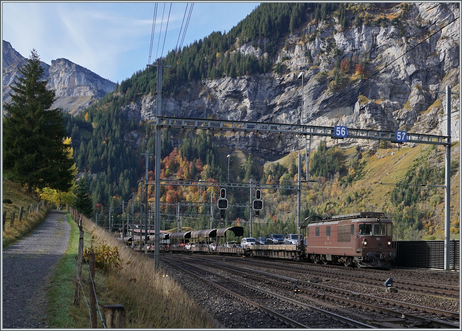 Die BLS Re 4/4 192  Spiez  erreicht mit ihrem Autotunnelzug von Goppenstein ihr Ziel Kandersteg. 

11. Oktober 2022