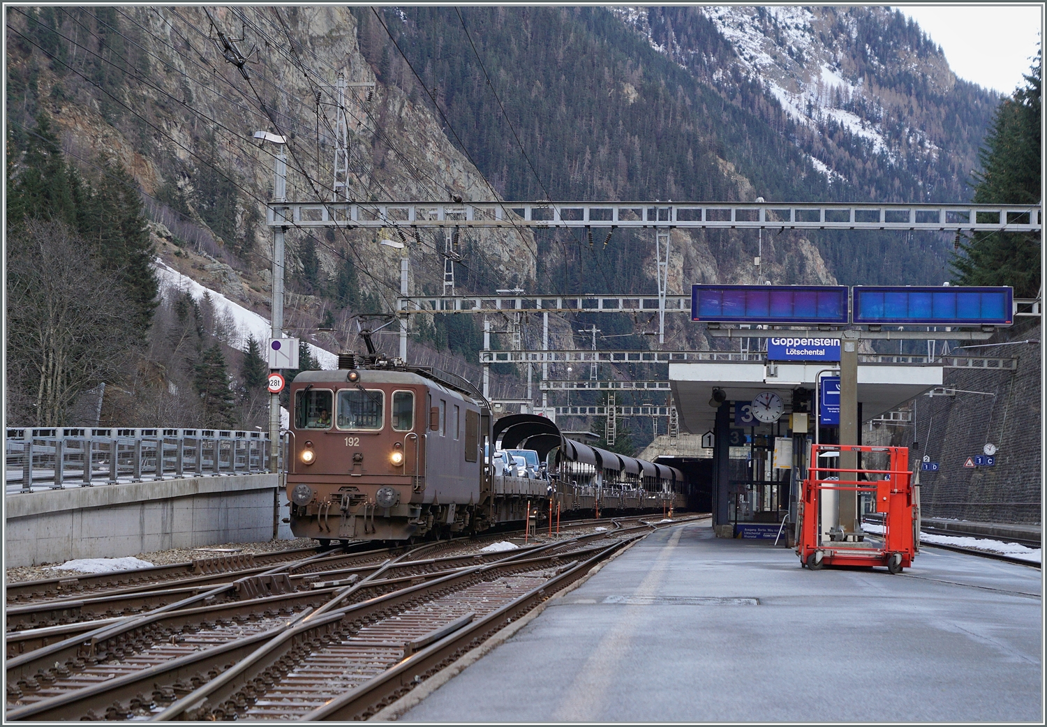 Die BLS Re 4/4 192 verlässt mit ihrem AT1 Autotunnelzug Goppenstein in Richtung Kandersteg.

3.Januar 2024 