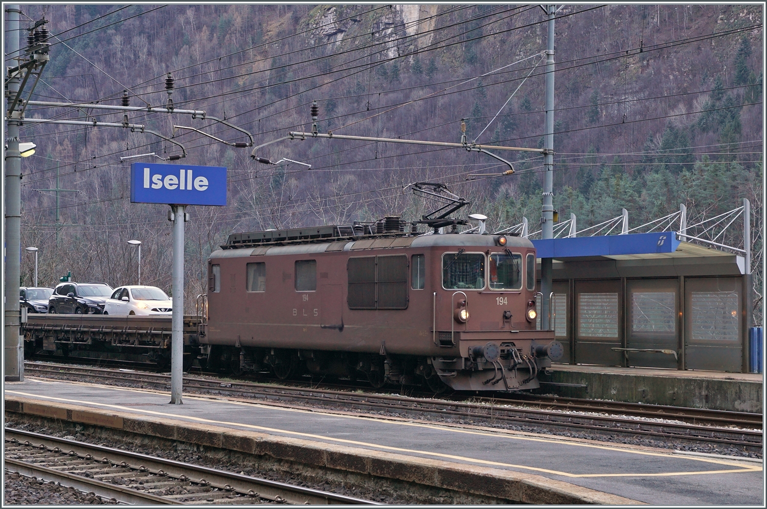 Die BLS Re 4/4 194 wartet in Iselle mit ihrme Autotunnelzug (AT3) auf die Rückfahrt nach Brig.

3. Januar 2024
