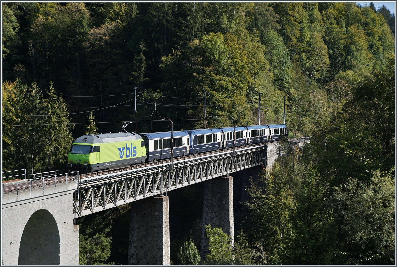 Die BLS Re 465 002 (UIC 91 85 4465 002-4) fährt mit ihrem GoldenPass Express GPX 4068 von Montreux nach Interlaken Ost bei Weissenburg über die Bunschenbach Brücke.

7. Okt. 2023