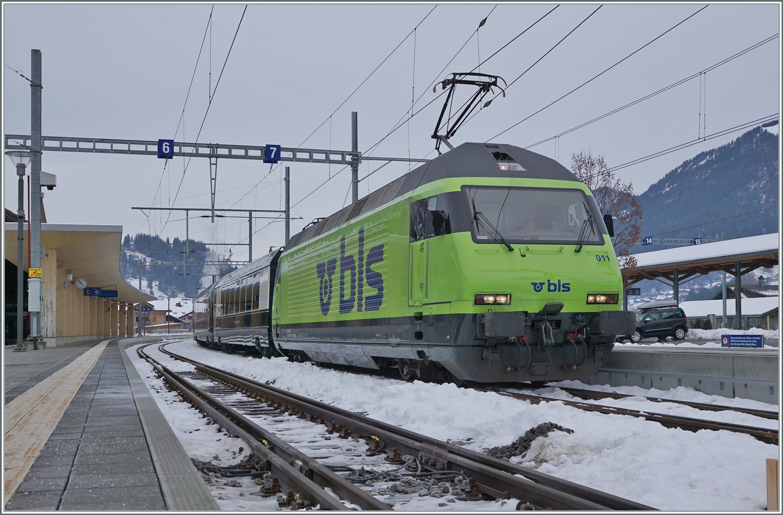 Die BLS Re 465 011 hat mit ihrem GoldenPass Express GPX 4065 von Interlaken Ost nach Montreux den Spurwechselbahnhof Zweisimmen erreicht und wird nun die Traktion des GPX der schmalspurigen Ge 4/4 8002 überlassen. 
Somit sind erfreulicherweise wieder BLS Streckenloks im Reisezugverkehr anzutreffen. 

15. Dezember 2022
