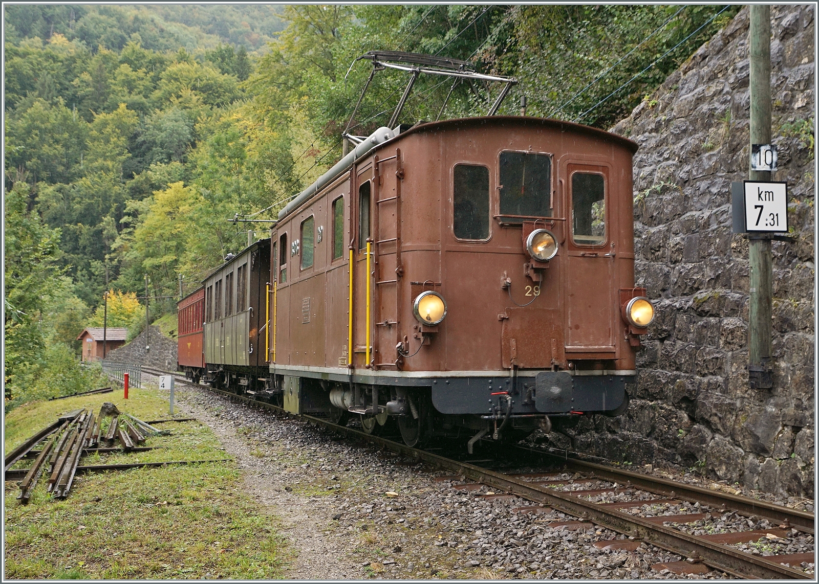 Die BOB HGe 3/3 29 hat bei der Blonay-Chamby Bahn eine neue Heimat gefunden und zeigt sich hier in der Baye de Clarens Schlucht zwischen Vers-chez-Robert und Cornaux. 

1. Oktober 2022