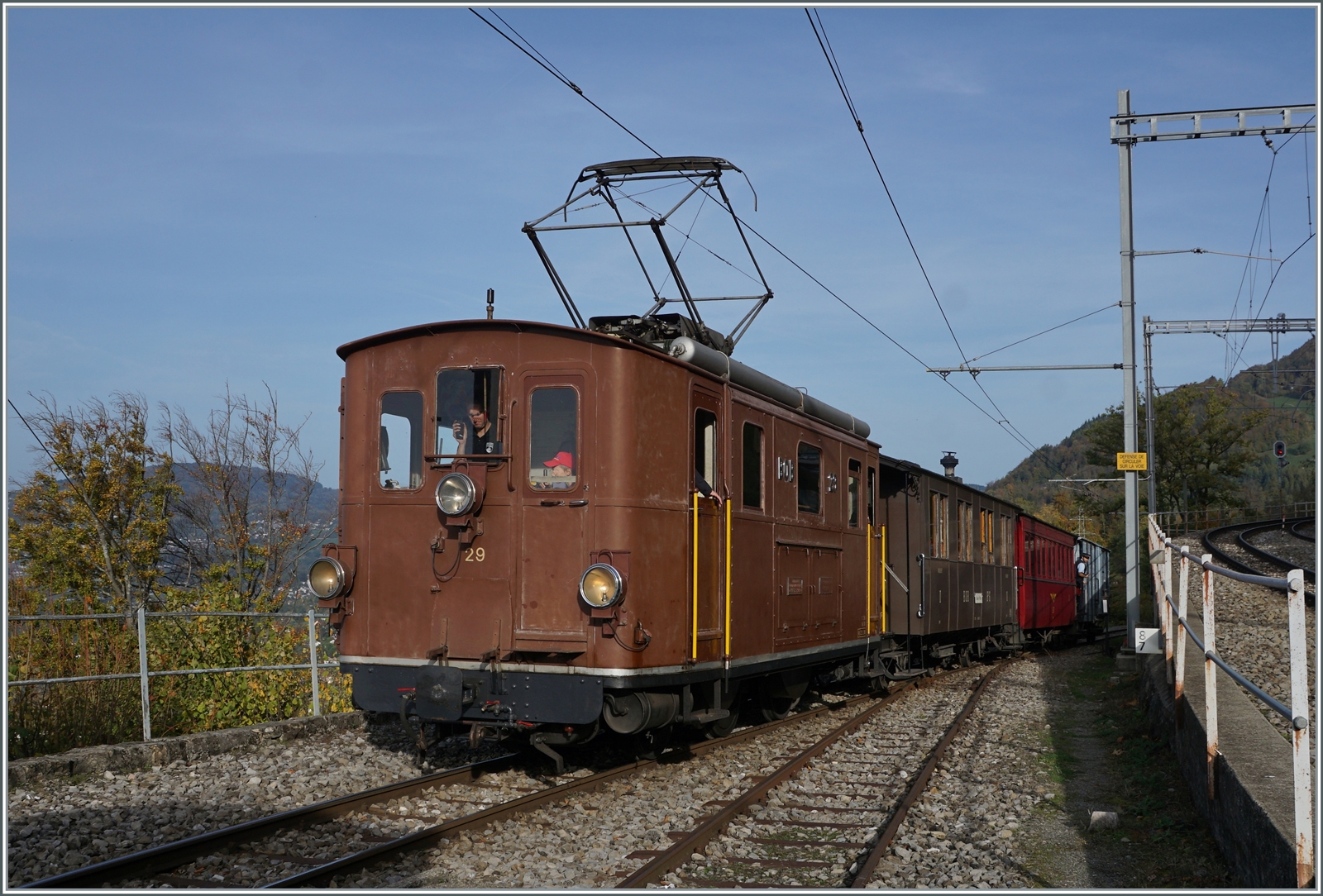 Die BOB HGe 3/3 29 der Blonay-Chamby Bahn erreicht mit ihrem Museumszug den Bahnhof von Chamby.

29. Oktober 2022