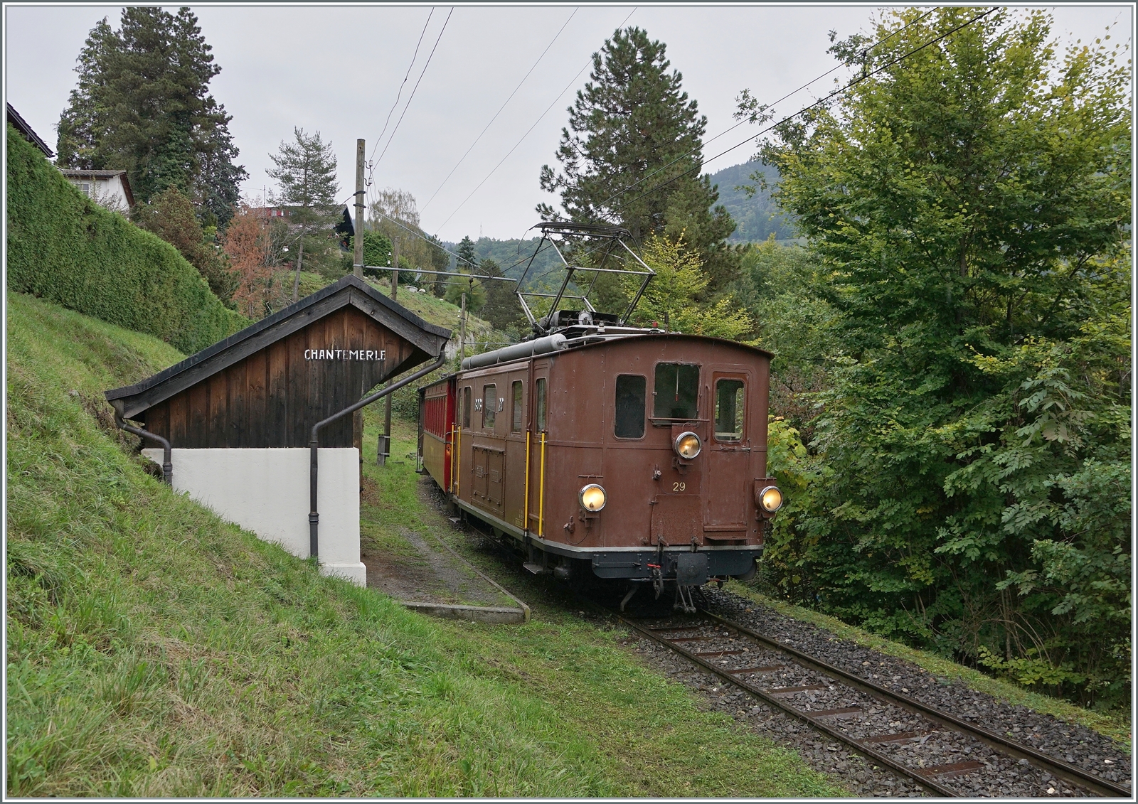 Die BOB HGe 3/3 N° 29 ist bei Chantemerle auf der Fahrt von Chaulin nach Blonay.

1. Oktober 2022