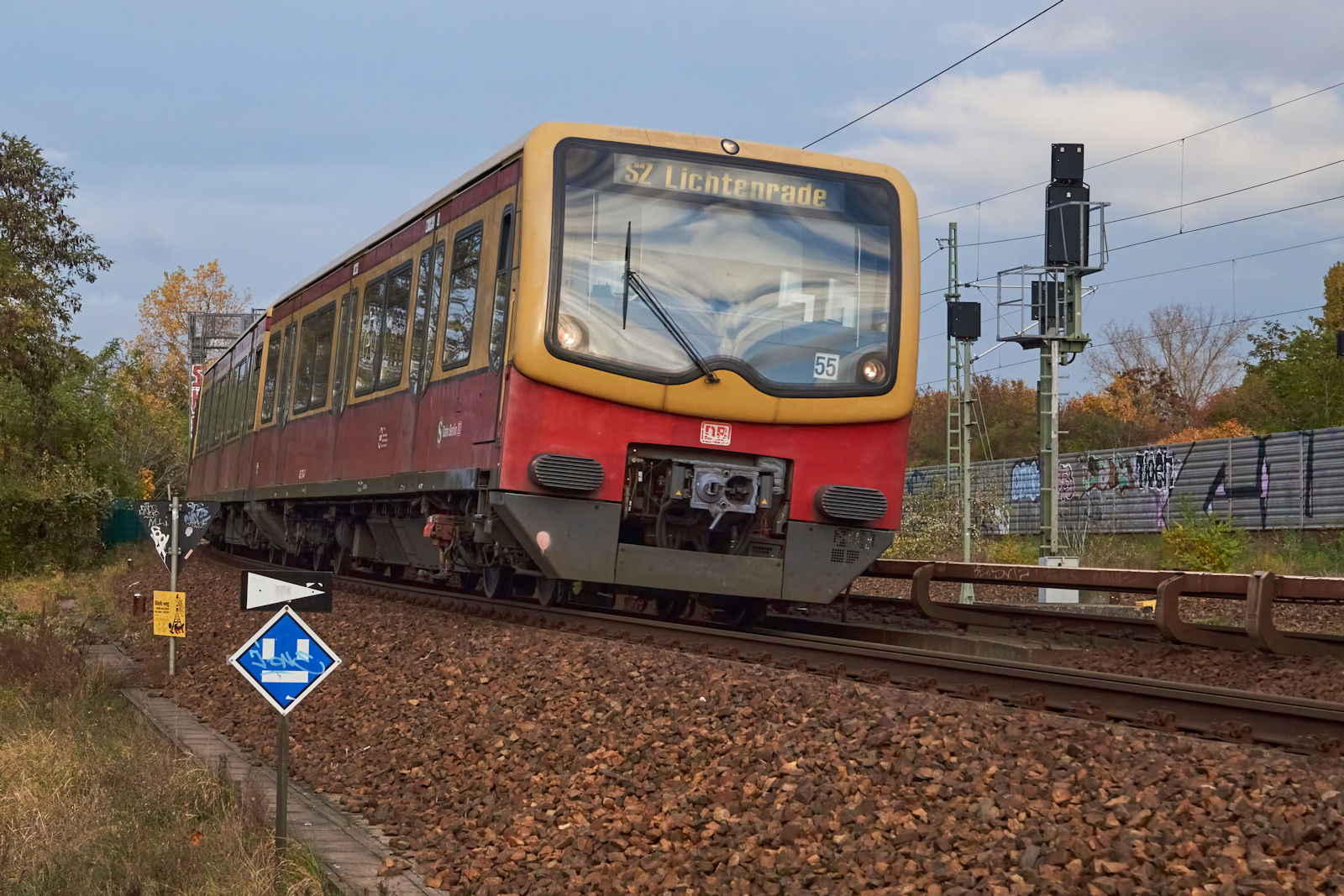 Die BR 481 fährt seit 28 Jahren durch Berlin und hat in den Jahren bereits Patina angesetzt. Ein unbekannter Vollzug dieser Baureihe war am 11.11.2023 im letzten Sonnenlicht des Tages auf der Linie S2 von Bernau nach Lichtenrade unterwegs. Hier befand sich der Zug zwischen Pankow und Bornholmer Straße am Nassen Dreieck.