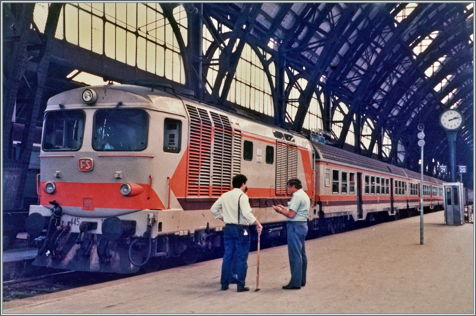 Ein kurzer Rückblick in die Vergangenheit Die FS E 444R 029 wartet in