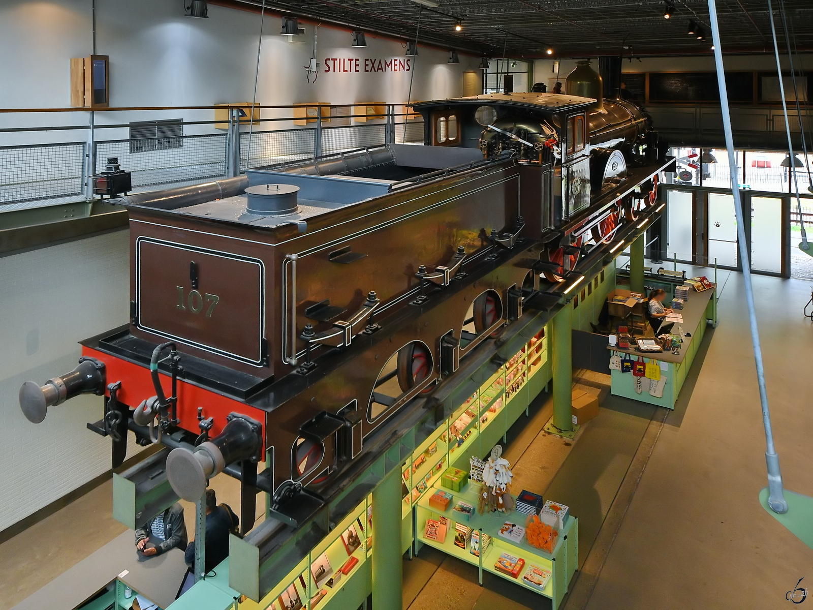Die Dampflokomotive 107  Rheinbogen (Rhijnboog)  wurde 1887 bei Sharp, Stewart & Co. in Glasgow f�r die Nederlandsche Rhijnspoorweg-Maatschappij (NRS) hergestellt und nach deren Stilllegung von der Hollandsche IJzeren Spoorweg-Maatschappij (HSM) �bernommen. (Eisenbahnmuseum Utrecht, September 2026)