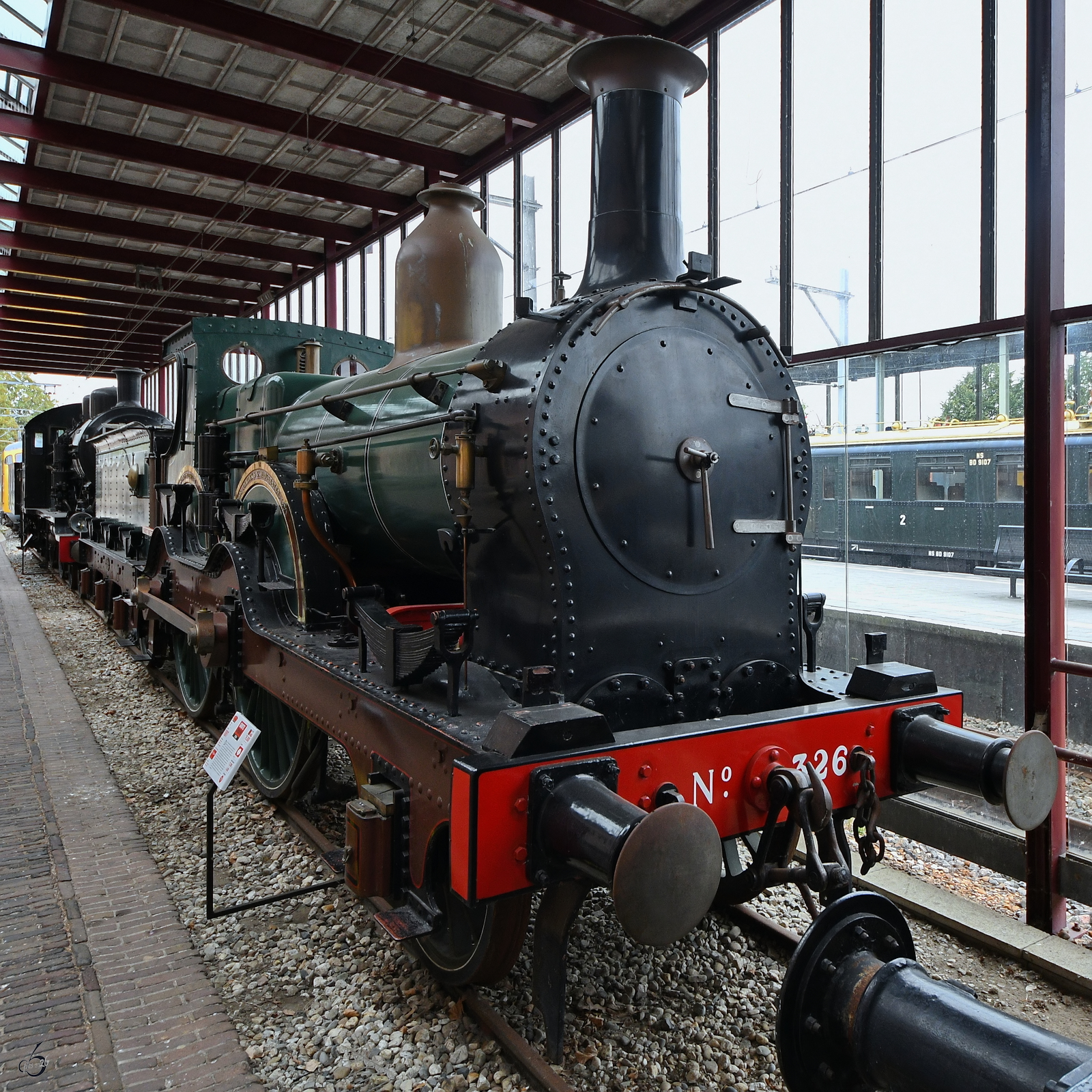 Die Dampflokomotive 326 wurde 1881 bei Beyer Peacock & Co. in Manchester hergestellte und wurde aufgrund ihrer Farbgebung umgangssprachlich die  Gro�e Gr�ne (Grote Groene)  genannt. (Eisenbahnmuseum Utrecht, September 2026)
