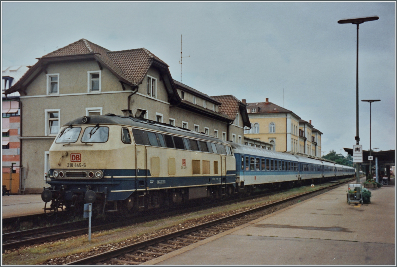Die DB 218 445-5 hat in Friedrichshafen den IR 461 von Trier nach Landeck bestehende aus Bimd 255, Bim 256, Bim 257, Bim 258, Bim 259, ARkimbz 260 und Aim 261 übernommen. Bereits in Lindau HBF wird die Dieselok durch eine ÖBB E Lok abgelöst, welche den Zug nach Landeck ziehen wird.

Analog Bild vom 30. Mai 1995