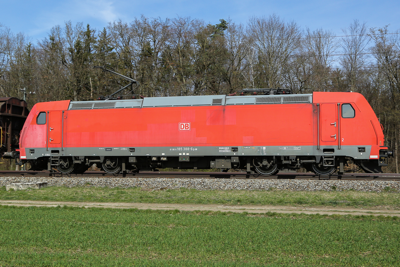 Die DB Cargo AG [D] mit  185 388-6  [NVR-Nummer: 91 80 6185 388-6 D-DB] am 20.03.2024 bei Eglharting.