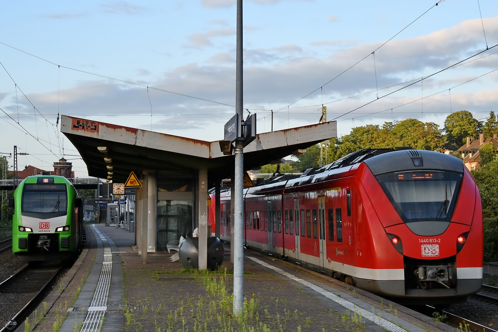 Die DB-Elektrotriebzüge 3429 023 und 1440 813-2 kommen gerade in Wuppertal-Unterbarmen an. (August 2023)