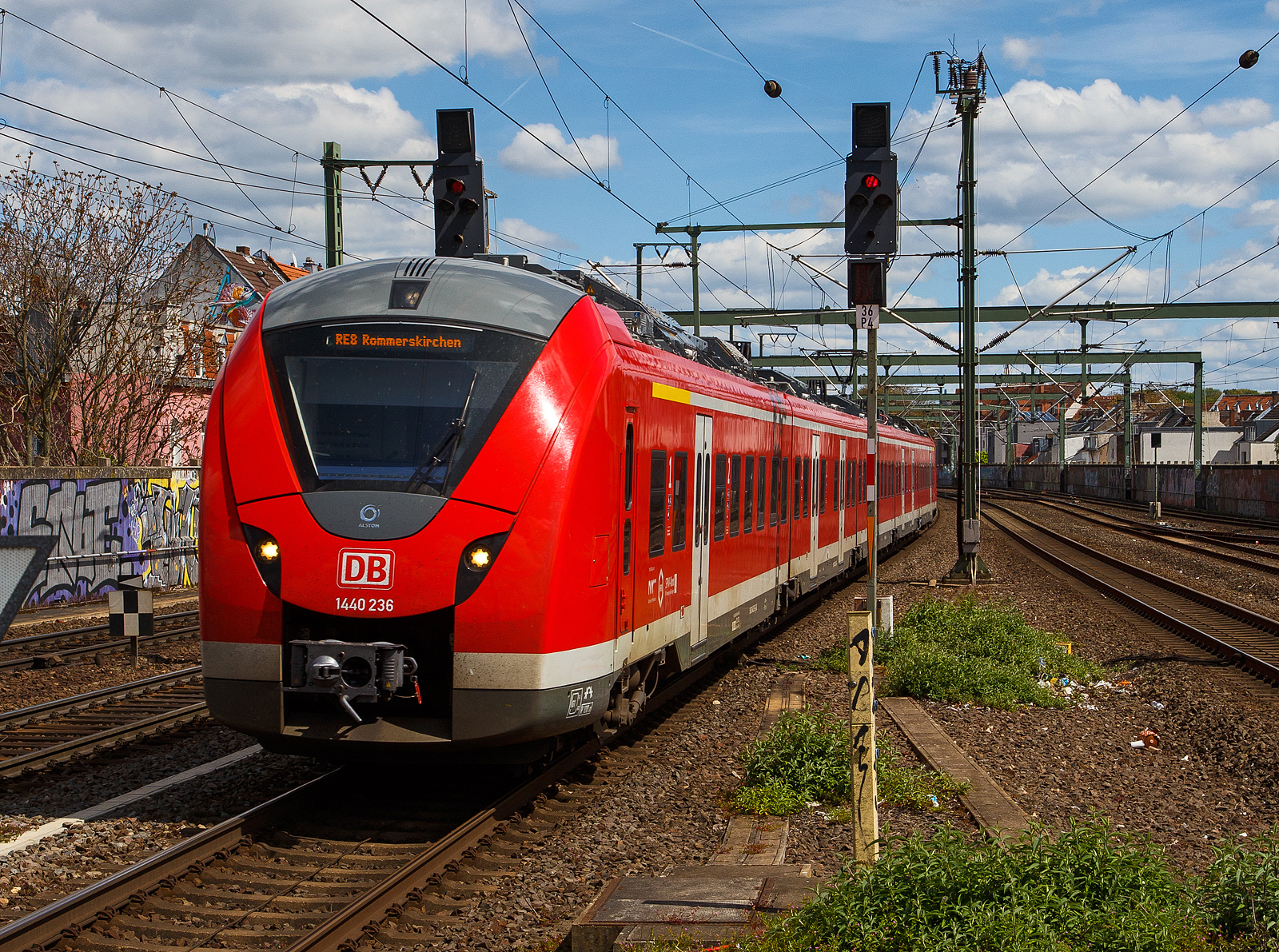 Die DB  Grinsekatzen , ein fünfteiliger Alstom Coradia Continental mit modifiziertem Kopf 1440 236 / 1440 736 der DB Regio NRW erreicht am 30.04.2023, als RE 8  Rhein-Erft-Express  (Koblenz  - Köln - Rommerskirchen), den Bahnhof Köln-Ehrenfeld.

Die Elektrotriebwagen des Typs Alstom Coradia Continental gehören zur Fahrzeugfamilie modularer Nahverkehrstriebzüge aus dem Hause Alstom. Der Coradia Continental ist als drei-, vier-, fünf- oder sechsteiliger Triebwagen erhältlich. Sie werden im Werk Salzgitter (ex LHB) gebaut. Es besteht die Möglichkeit mehrere Fahrzeuge zu einem Zugverband zusammenzukuppeln. Die Baureihe 1440 ist eine Weiterentwicklung der Baureihe 0440. Die Fahrzeuge besitzen u.a. einen gegenüber der Baureihe 0440 modifizierten Kopf zur Einhaltung der Crash Norm EN 15227. Die Triebwagen sind für eine Bahnsteighöhe von 76 cm ausgelegt. Sie verfügen über geräumige Mehrzweckabteile und behindertengerechte Toiletten. Ausfahrbare Schiebetritte sorgen für eine spaltfreie Überbrückung zwischen Bahnsteig und Türeinstieg.

Diese fünfteiligen Triebzüge setzen sich auch den folgenden Wagenbaureihen zusammen1440.2 – 1441.2 – 1841.2 – 1441.7 – 1440.7 uns sind so 89.700 mm und haben 8 Fahrmotoren. Die Triebzüge haben konventionelle Enddrehgestelle und Jakobs-Drehgestelle zwischen den Mittelwagen.

Die Einsatzfelder
Der Coradia Continental kommt aufgrund seiner modularen Bauweise und der Möglichkeit zur Kupplung mehrerer Fahrzeuge zu einem Zugverband sowohl im S-Bahn- als auch im Regionalbahn- und Regionalexpress-Verkehr zum Einsatz.

TECHNISCHE DATEN:
Spurweite: 1.435 mm
Achsfolge: Bo’(Bo’)(2’)(2’)(Bo’)Bo’ in Klammern Jakobs-Drehgestelle
Länge über Kupplung: 89.700 mm
Achsabstand in den Enddrehgestellen: 2.440 mm
Achsabstand in den Jakobsdrehgestellen: 2.700 mm
Treib- und Laufraddurchmesser: 850 mm (neu) / 780 mm (abgenutzt)
Breite: 2.920 mm
Maximale Höhe (über SO): 4.280 mm
Einstieghöhe (über SO): ca. 800 mm
Eigengewicht: ca. 168 t
Minimaler befahrbarer Gleisbogen Werkstatt/Betrieb: 100/150 m
Niederfluranteil: ca. 89 %
Fahrgasteinstiegstüren je Seite: 7
Sitzplätze: 264
Stromsystem: 15 kV / 16,7 Hz
Höchstgeschwindigkeit: 160 km/h
Nennleistung: 2.880 kW
Zugbeeinflussungs-System: PZB 90
Bremse: (D) KB C-pn-R-A-E
