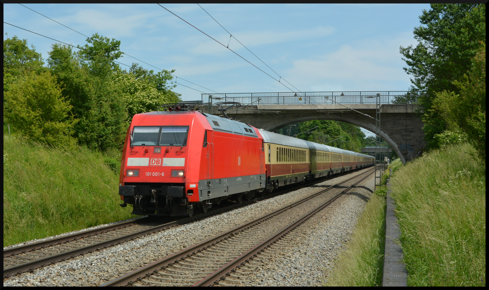 Die DB Museum 101 001 ist am 04.06.2023 mit dem AKE-Eisenbahntouristik Rheingold Salzburg - Dortmund pünktlich auf dem Heimweg, als bei Bad Endorf der Auslöser klickte.