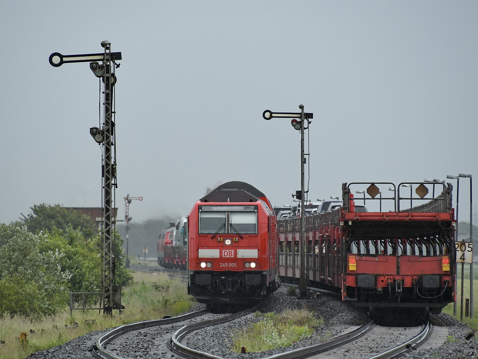 Die Diesellokomotive 245 005 wartet mit den angespannten Doppelstockwagen auf die Weiterfahrt nach Westerland. (bei Niebüll, Juni 2024)