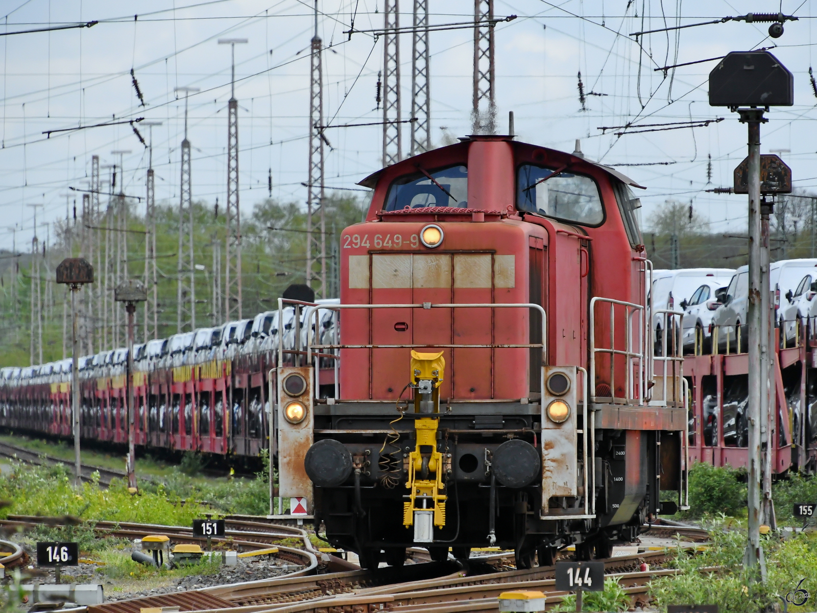 Die Diesellokomotive 294 649-9 war Anfang April 2024 in Bochum-Langendreer unterwegs.