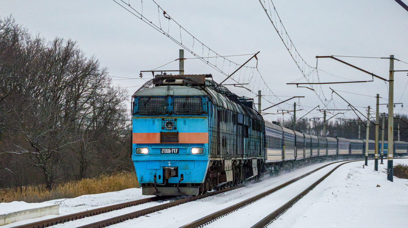 Die Diesellokomotive 2TE116-717/1032' mit dem Personenzug folgt dem Haltepunkt Chaikin Most.12.2025 