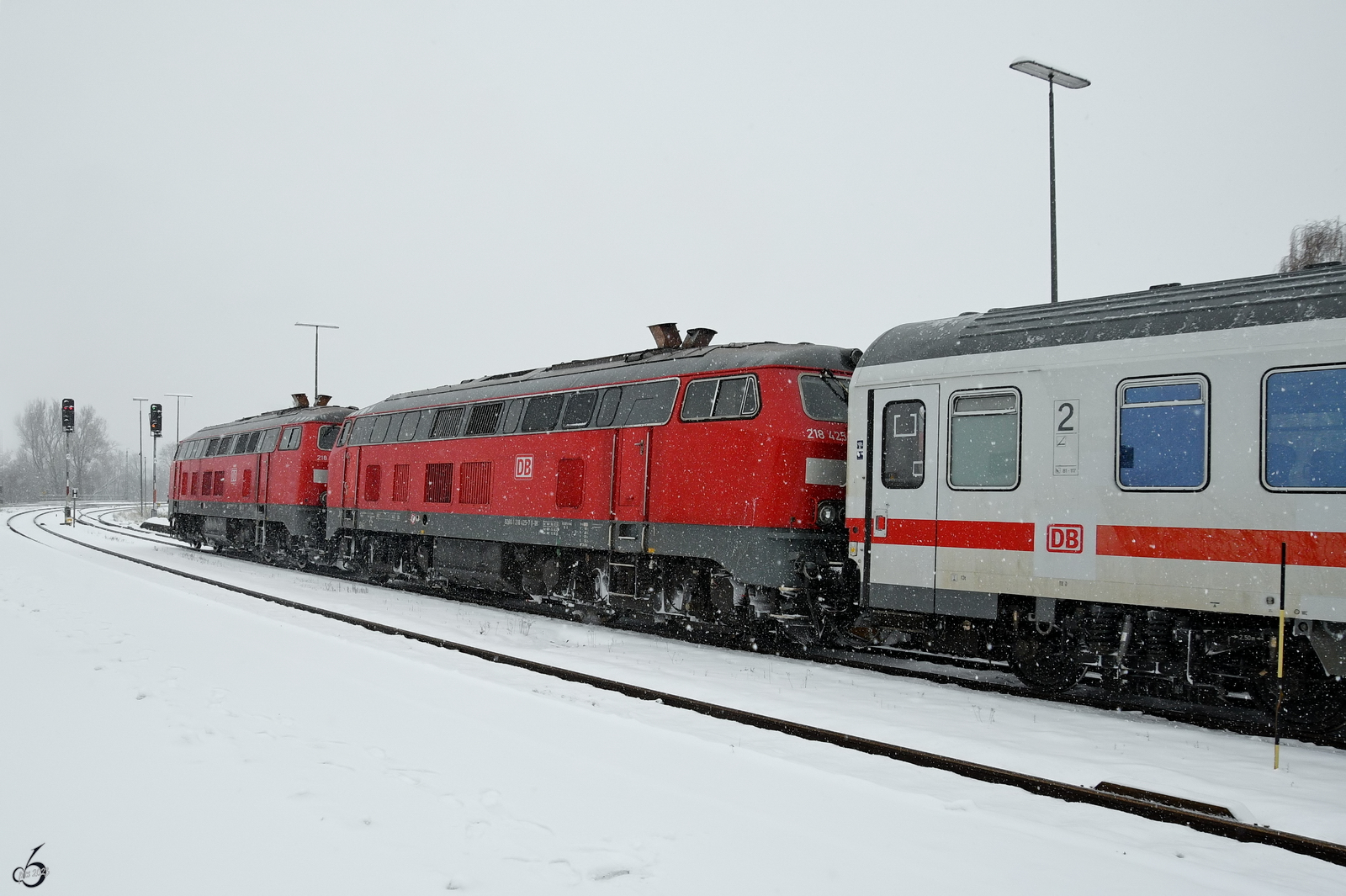 Die Diesellokomotiven 218 411-7 und 218 425-7 warten mit ihrem IC am verschneiten Kemptener Hauptbahnhof auf die Weiterfahrt. Die nächsten Tage kam der Zugverkehr wetterbedingt zum erliegen. (November 2023)