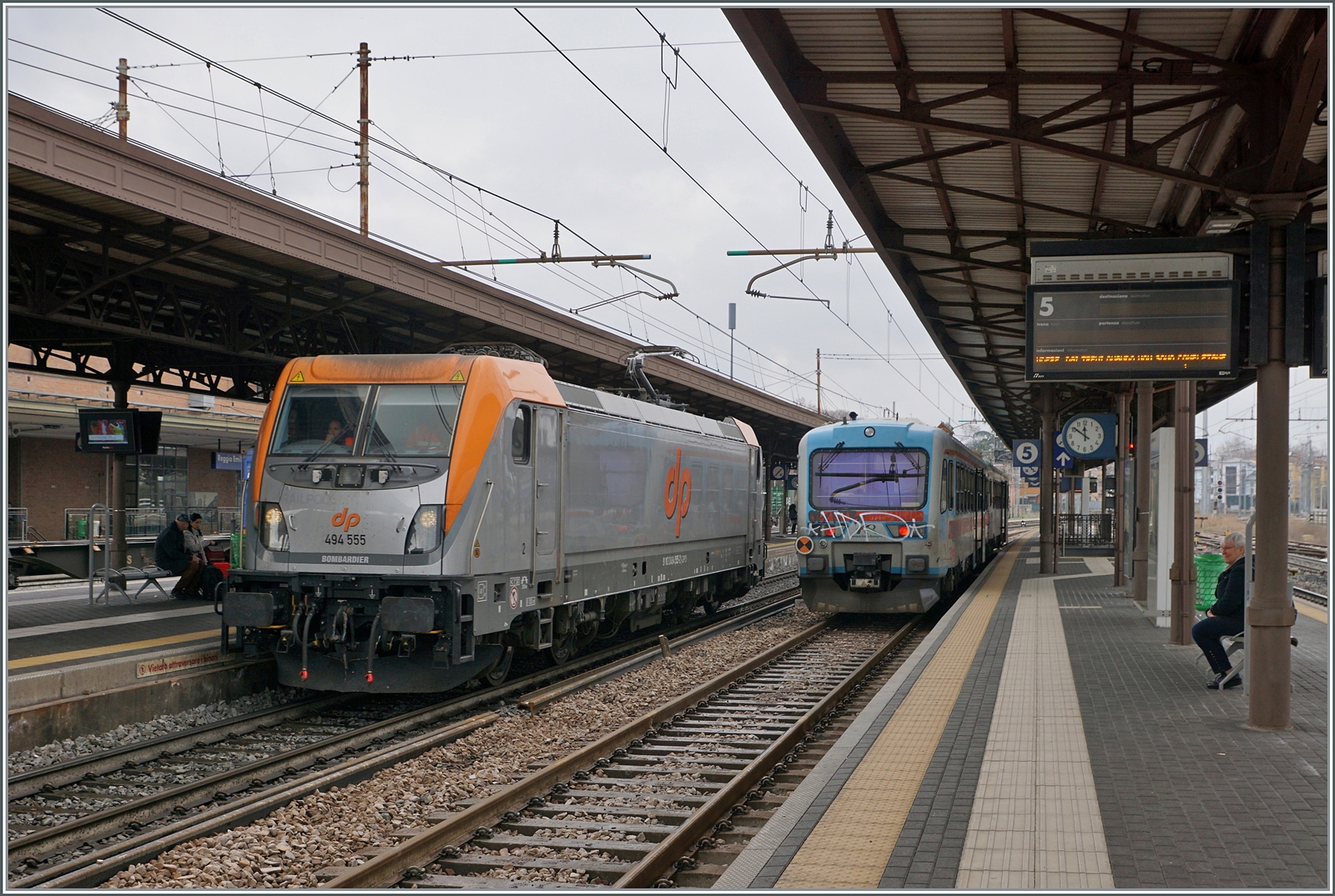 Die Dinazzano Pò (DPO) fährt als Lokzug durch den Bahnhof von Reggio Emilia in Richtung Bologna. 

14. März 2023