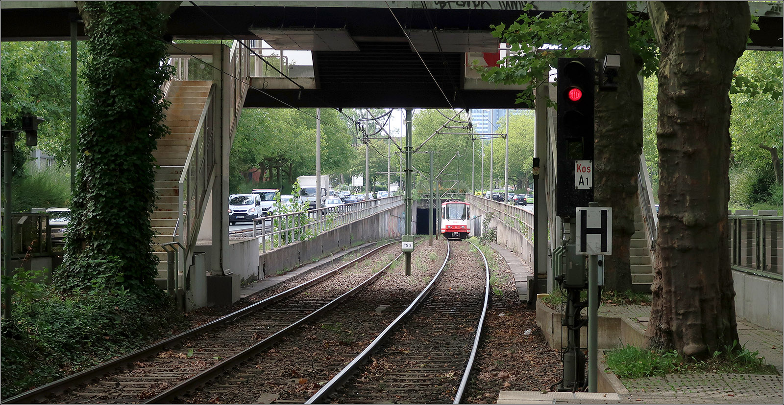 Die Dortmunder U47 im Westfalendamm - 

Kurz nach der Haltestelle Kohlgartenstraße verschwindet die U47 im Tunnel vereinigt sich an der folgenden Station Märkischen Straße mit der U41. Die Strecke nach Aplerbek wurde 1994 auf Stadtbahnbetrieb umgestellt, nachdem sie schon seit 1984 an den Tunnel I angeschlossen war und mit N8C-Wagen betrieben wurde. Zwischen Kohlgartenstraße und Hauptfriedhof liegt sie im Mittelstreifen des Westfalendammes, der Bundesstraße 1.

21.08.2023 (M)



