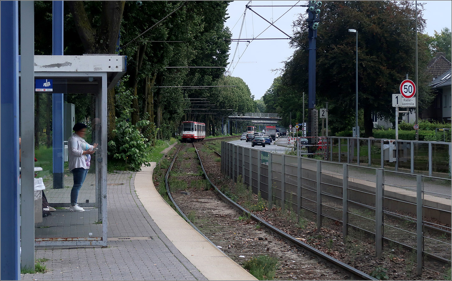 Die Dortmunder U47 im Westfalendamm - 

Die Gleise liegen auf der Südseite des breiten Mittelstreifen des Westfalendammes. Die weitere Fläche des Mittelstreifen wird durch einen schönen Baumbestand geprägt. Es ist zu hoffen, dass dieser im Falle des Ausbaues der Bundesstraße erhalten wird.
Blick von der Haltestelle Voßkuhle nach Osten.

21.08.2023 (M)