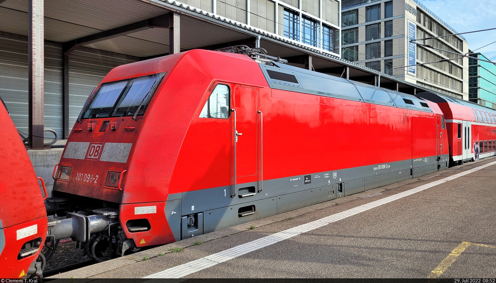 Die Dritte im Bunde eines PbZ war 101 098-2. Sie wurde in Stuttgart Hbf an Gleis 1 portraitiert, bevor es möglicherweise bald zu spät ist.

🧰 DB Fernverkehr
🚝 PbZ 2461 Frankfurt(Main)Hbf–München-Pasing Bbf
🕓 29.7.2022 | 8:52 Uhr