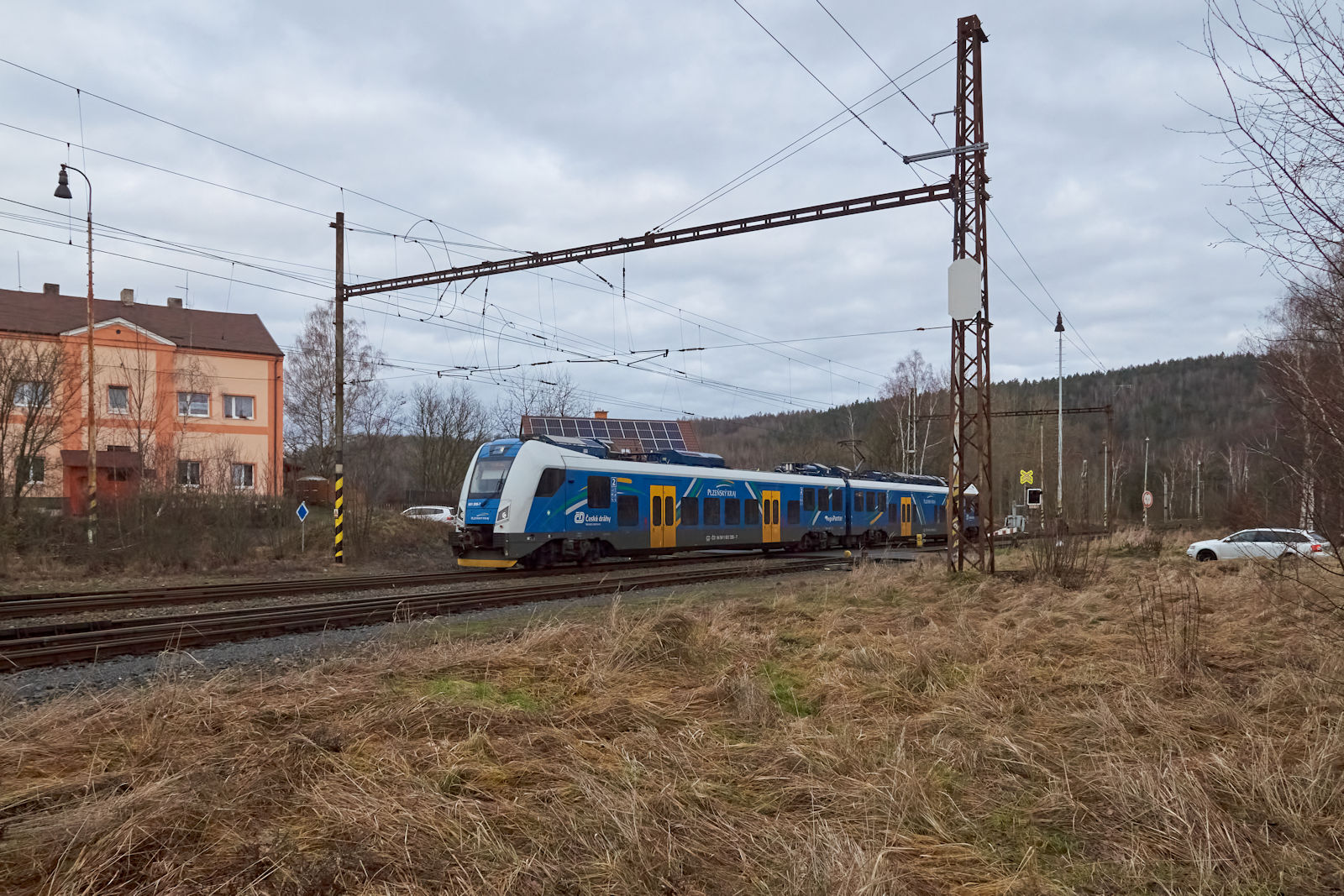 Die Eilzüge zwischen Karlovy Vary und Plzeň werden mit RegioPanter-Zügen der Reihe 650.2 gefahren. Am 05.01.2024 war 650 205 als Sp 1667 unterwegs und fuhr in den Bahnhof Kynšperk nad Ohří ein.