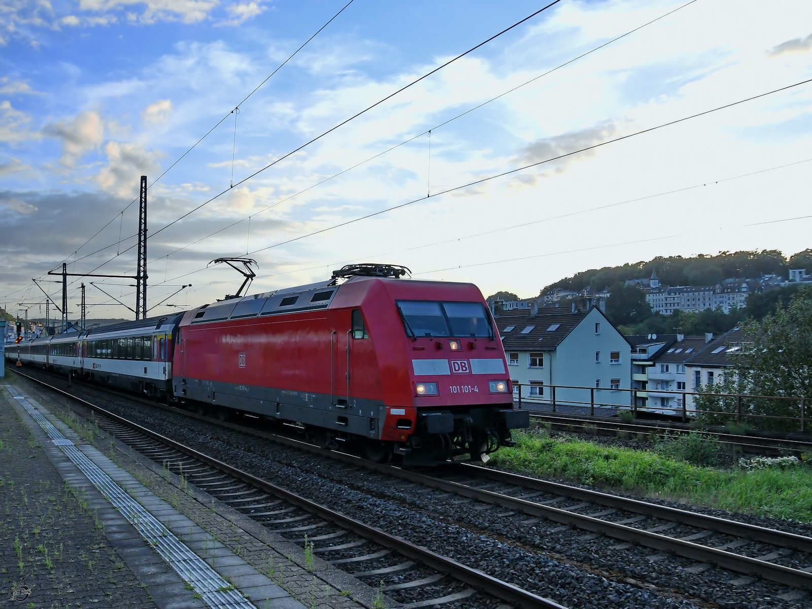 Die Elekrolokomotive 101 101-4 zog Mitte August 2023 eine Schweizer Wagengarnitur durch Wuppertal-Unterbarmen.
