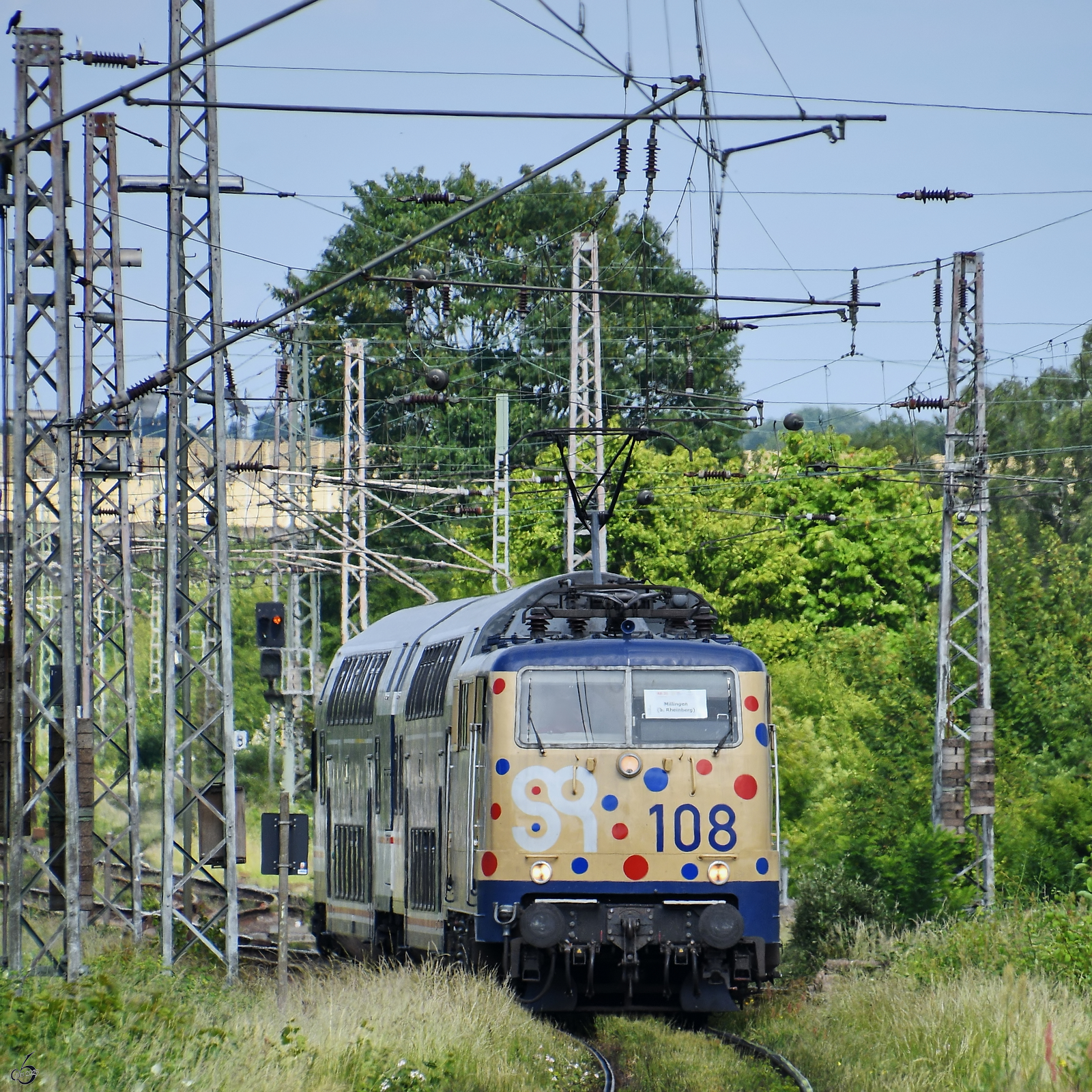 Die Elektrolokomotive 111 108-7 war Ende Mai 2025 mit einer TRI-Doppelstockeinheit in Duisburg zu sehen.