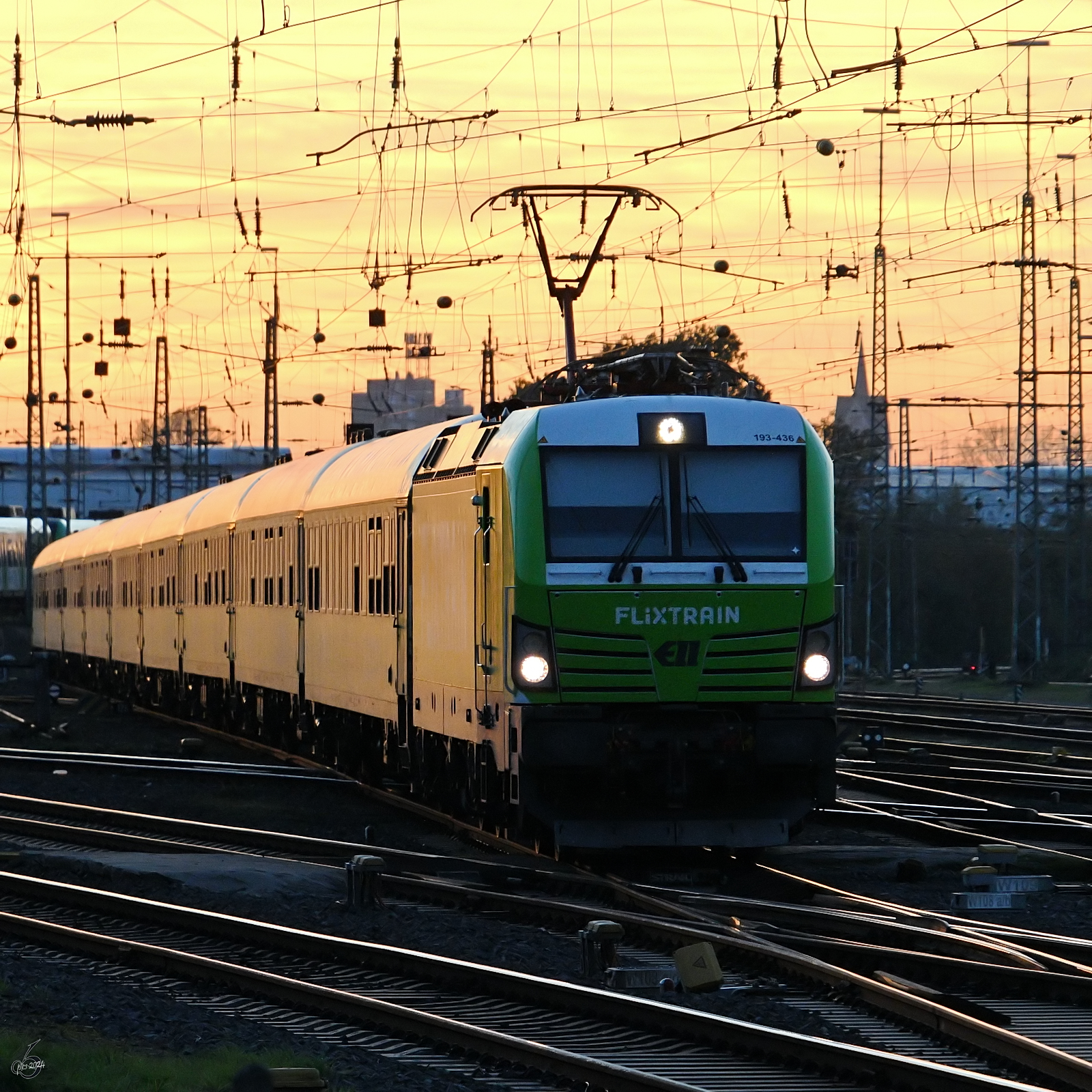 Die Elektrolokomotive 193-436 zog einen Zug von Flixtrain, so gesehen Ende Oktober 2024 am Hauptbahnhof in Dortmund.
