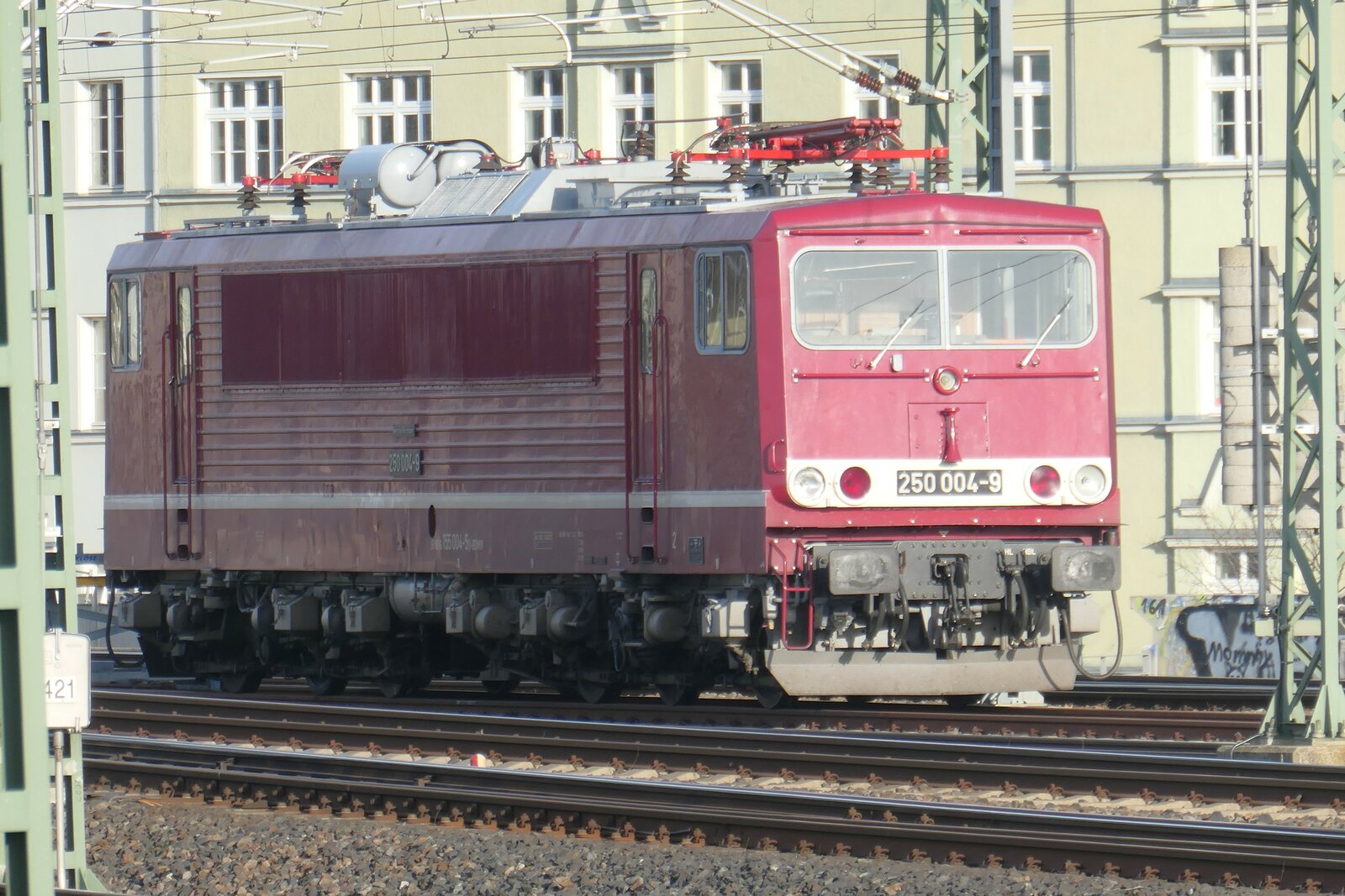 die erste Serienlokomotive der ehemaligen DR-Baureihe 250, die 250 004, steht am 05.02.2024, im Bahnhof Dresden-Neustadt