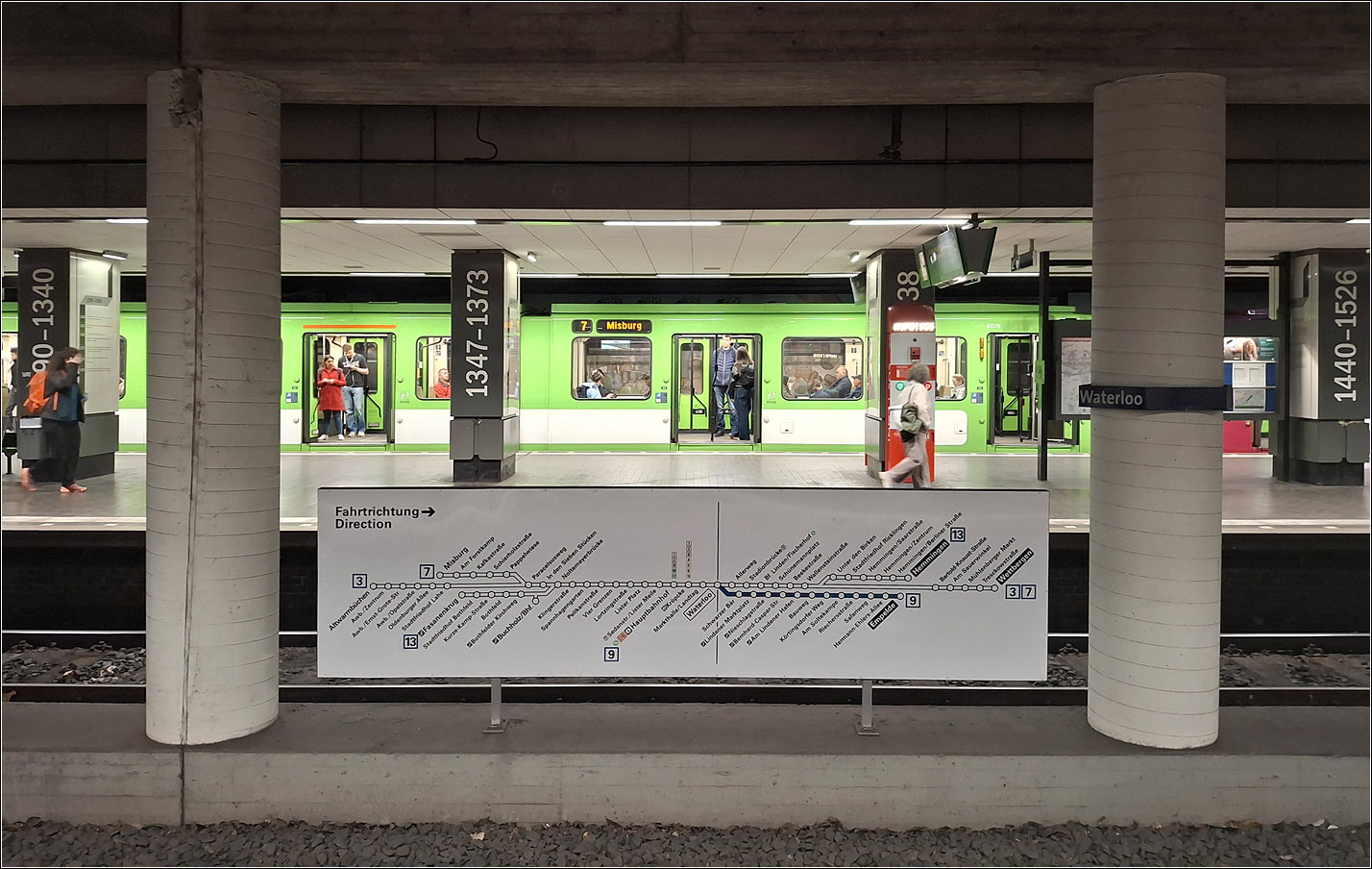 Die erste U-Bahnstrecke in Hannover - 

Ein Blick in die viergleisige U-Station Waterloo mit einem Stadtbahnzug der Baureihe 6000 der Linie 7 nach Misburg.

05.05.2026 (M)
