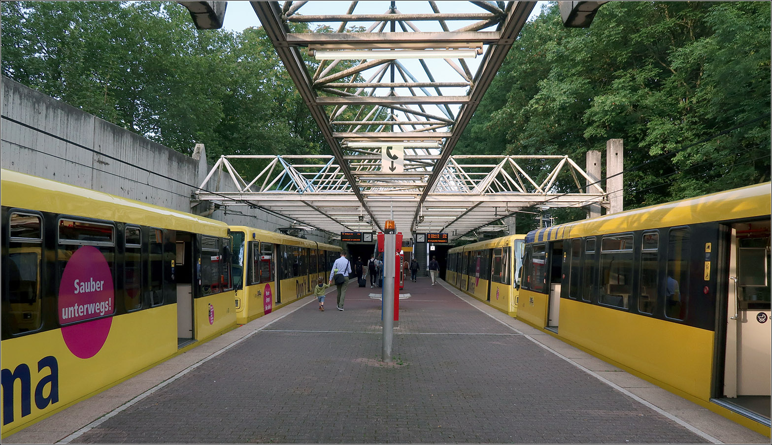 Die Essener Südstrecke der Stadtbahn - 

Die Endhaltestelle Messe West-Süd/Gruga (ursprünglich Grugastadtion) der Stadtbahnlinie U11 liegt oberirdisch in Hanglage. Am südwestlichen Ende schließt ein kurze Tunnel mit Abstellanlage an. 

23.08.2023 (M)
