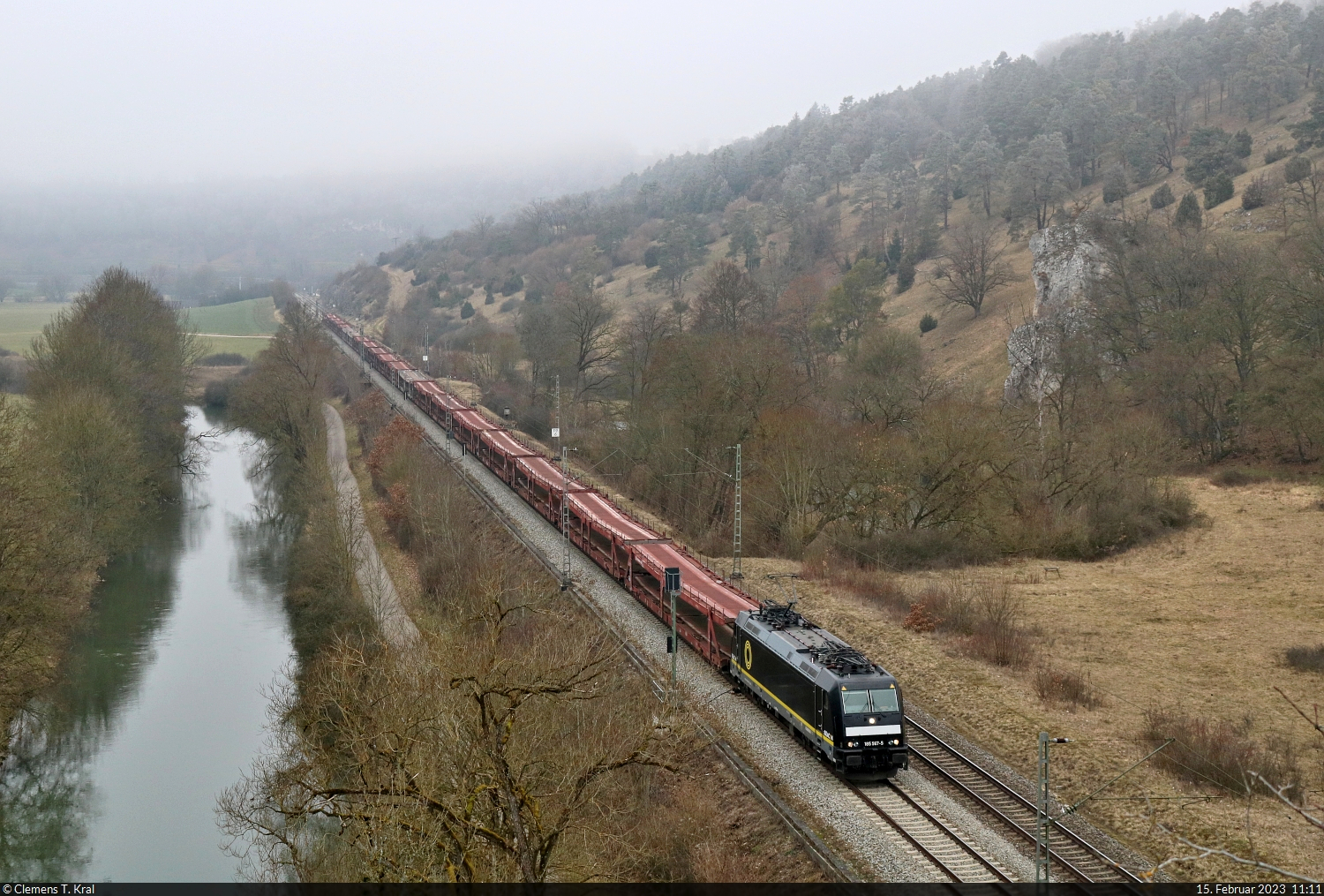 Die ex MRCE 185 567-5 transportiert leere Autotransportwagen der DB Schenker Rail Automotive GmbH bei Dollnstein Richtung Ingolstadt. Mit Sicherheit geht es dort ins Audi-Werk.

🧰 Beacon Rail Leasing Limited (BRLL), aktueller Mieter unbekannt
🕓 15.2.2023 | 11:11 Uhr